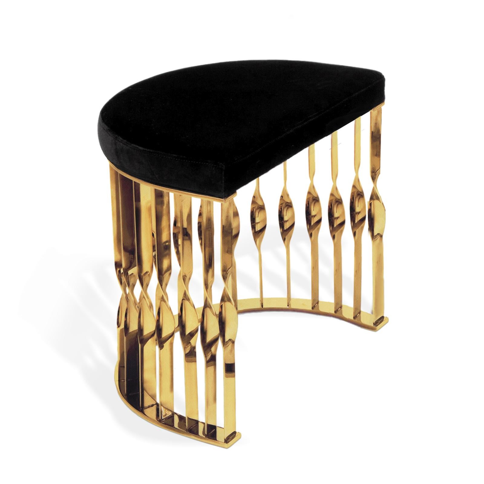 Stool Half Moon set of two with structure in polished 
stainless steel in gold finish and with seat upholstered 
and covered with black velvet fabric. 
Measures: L 53 x D 35 x H 45cm per stool. 
Gold finish, unit price: 9950,00€.
 