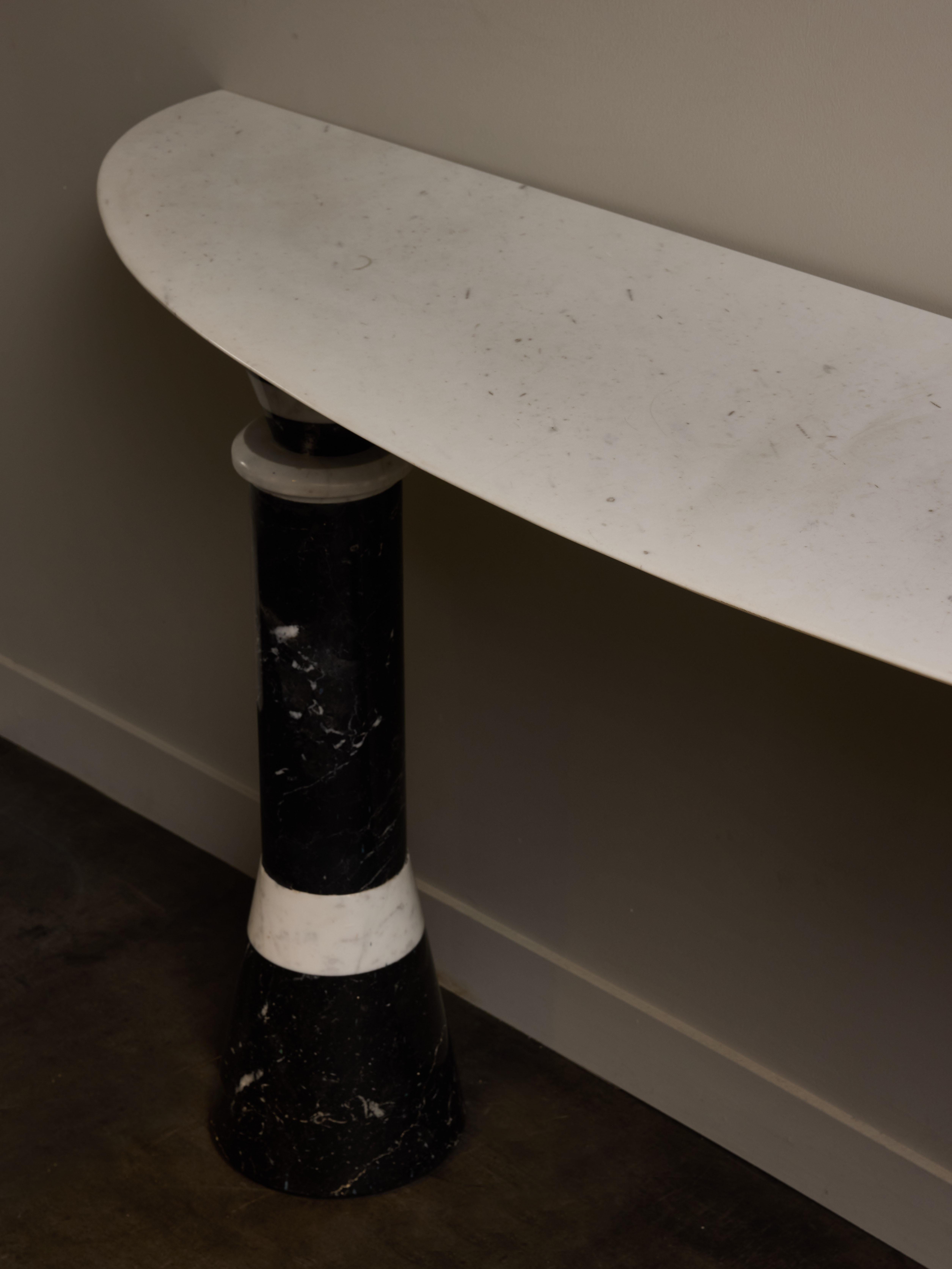 Mid-Century Modern Console en marbre deux tons demi-lune en vente