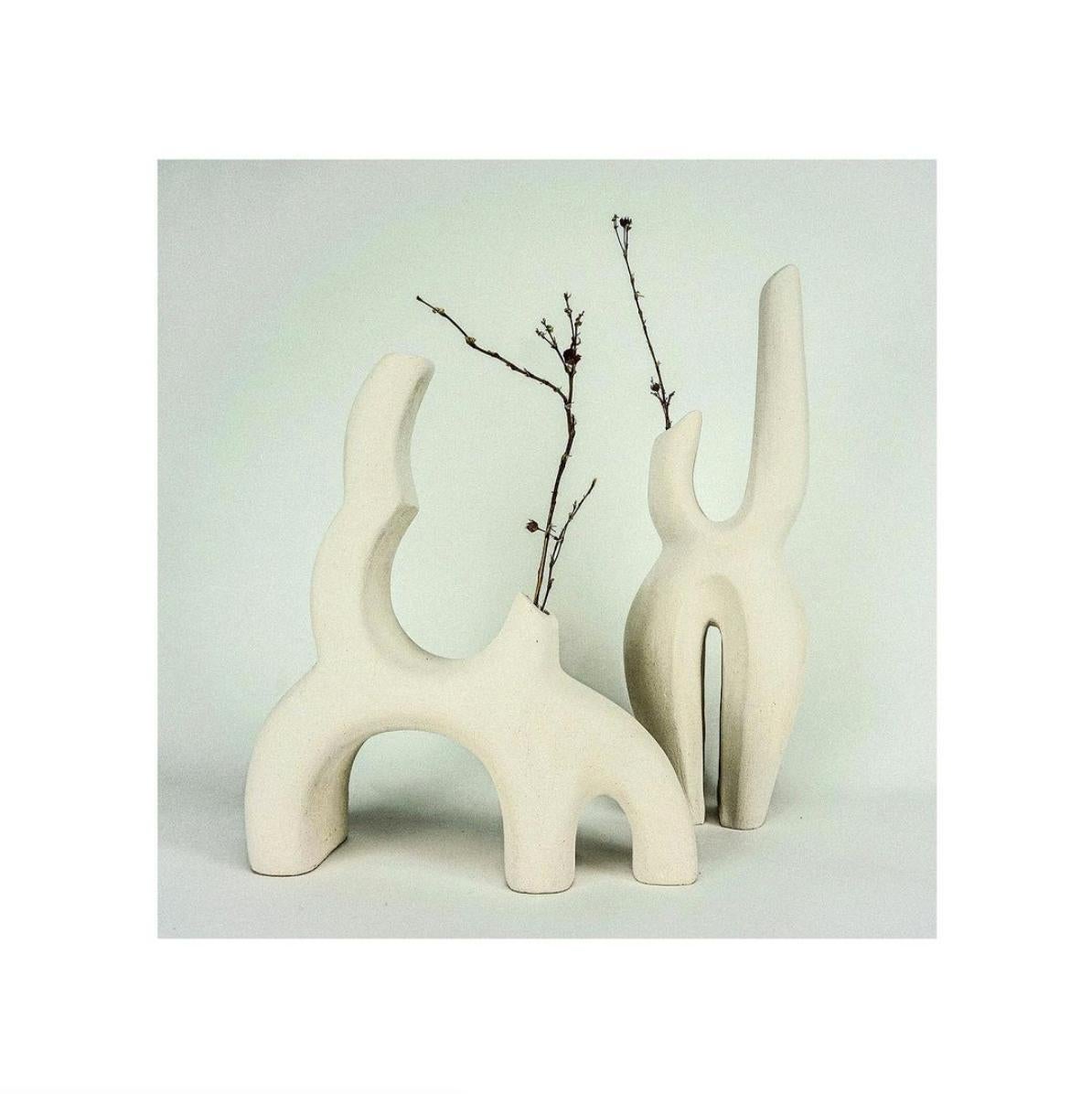 Vaso Half-Moon di Kate Butler
Dimensioni: 14 x 12 x 6 pollici
Materiali: Ceramica scolpita a mano e smaltata

Kate Butler è una scrittrice e artista che lavora principalmente nel disegno e nell'argilla ceramica. Le sue sculture descrivono esperienze