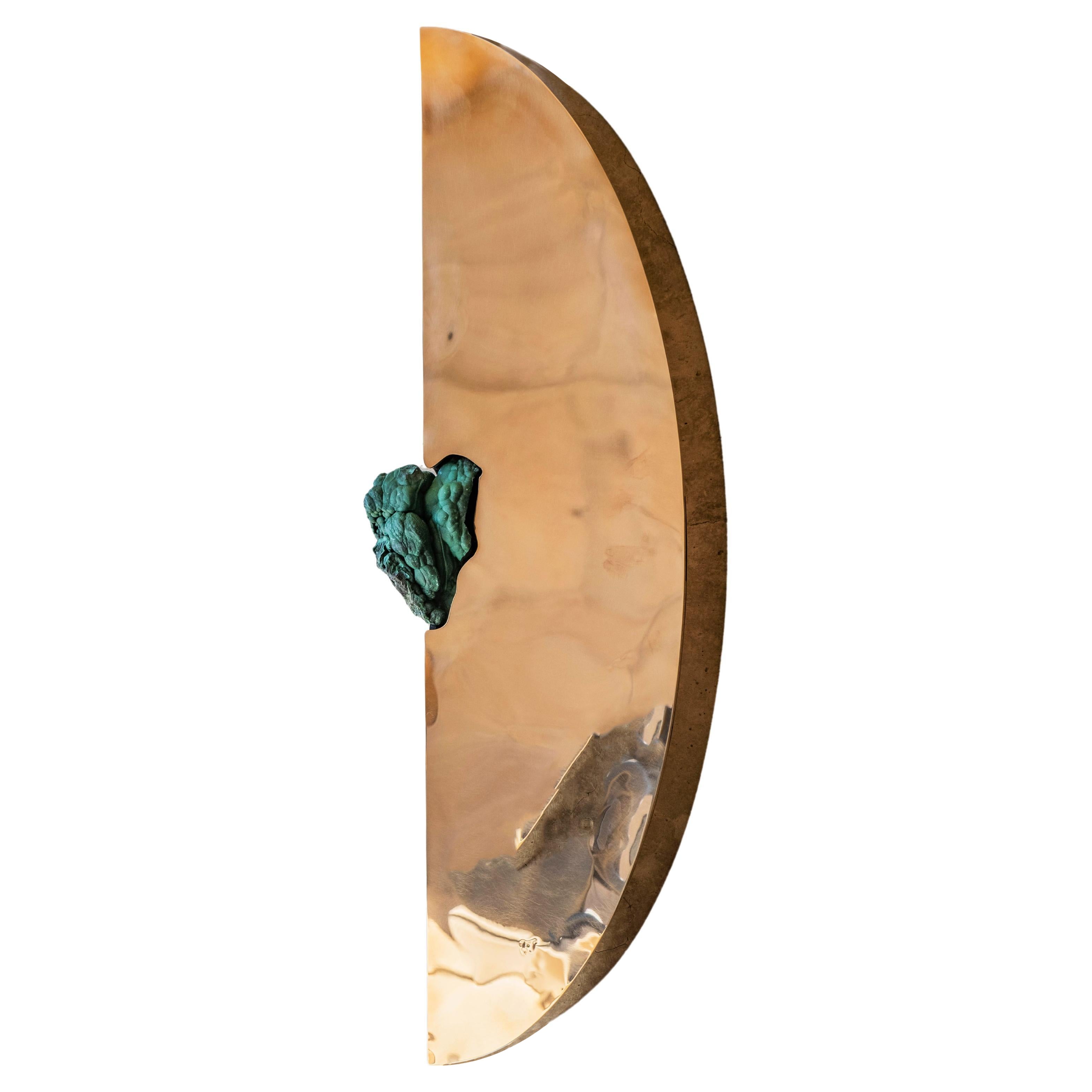 Halbmond-Wandschrank aus polierter Bronze mit Jadegrünem Stein von Pierre De Valck