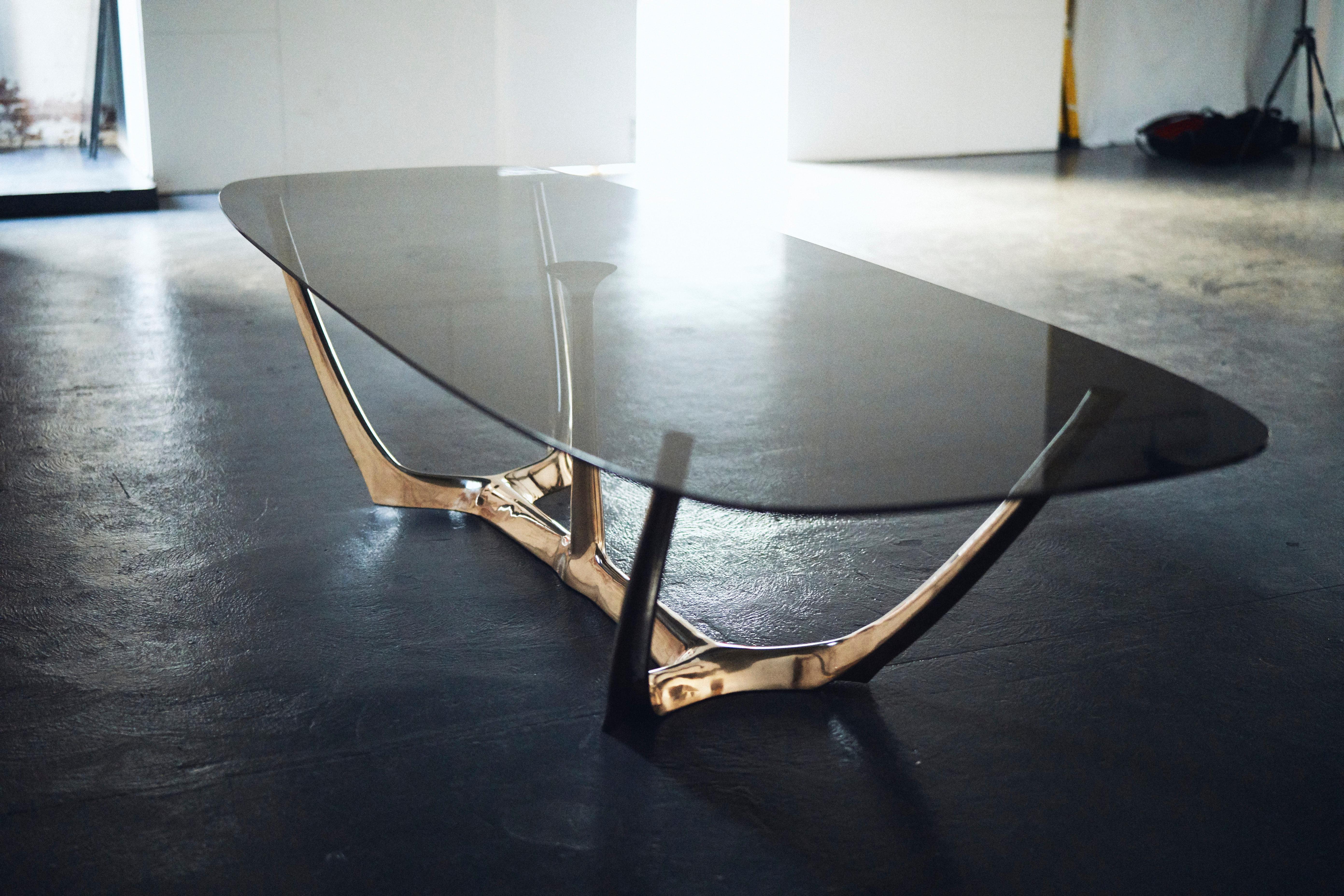 „The Great Esstisch“-Tisch, moderner Sockel aus massiver Bronze mit grauer Glasplatte (Handgefertigt) im Angebot