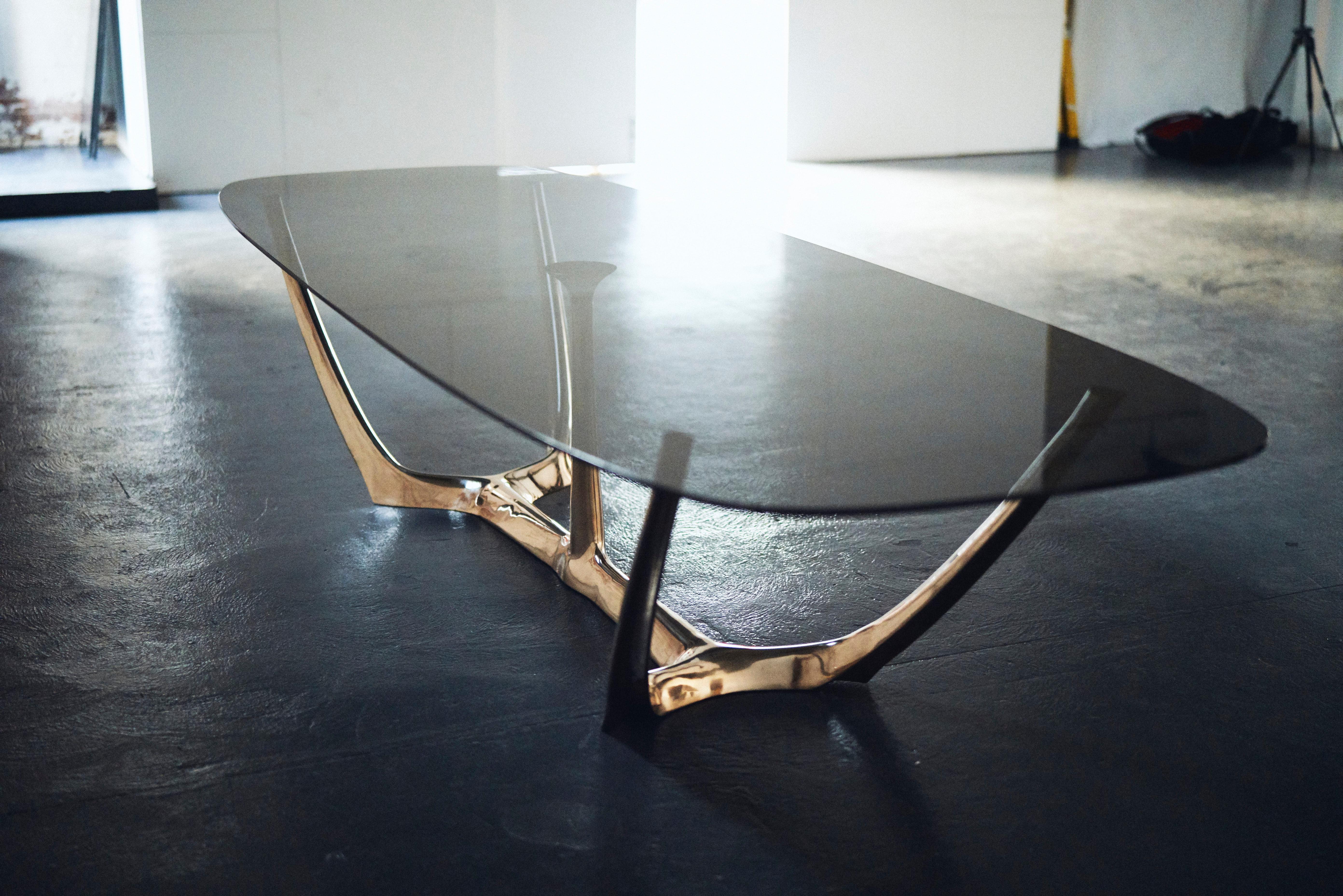 Noirci Table « The Great Dining », base en bronze massif moderne avec plateau en verre gris en vente