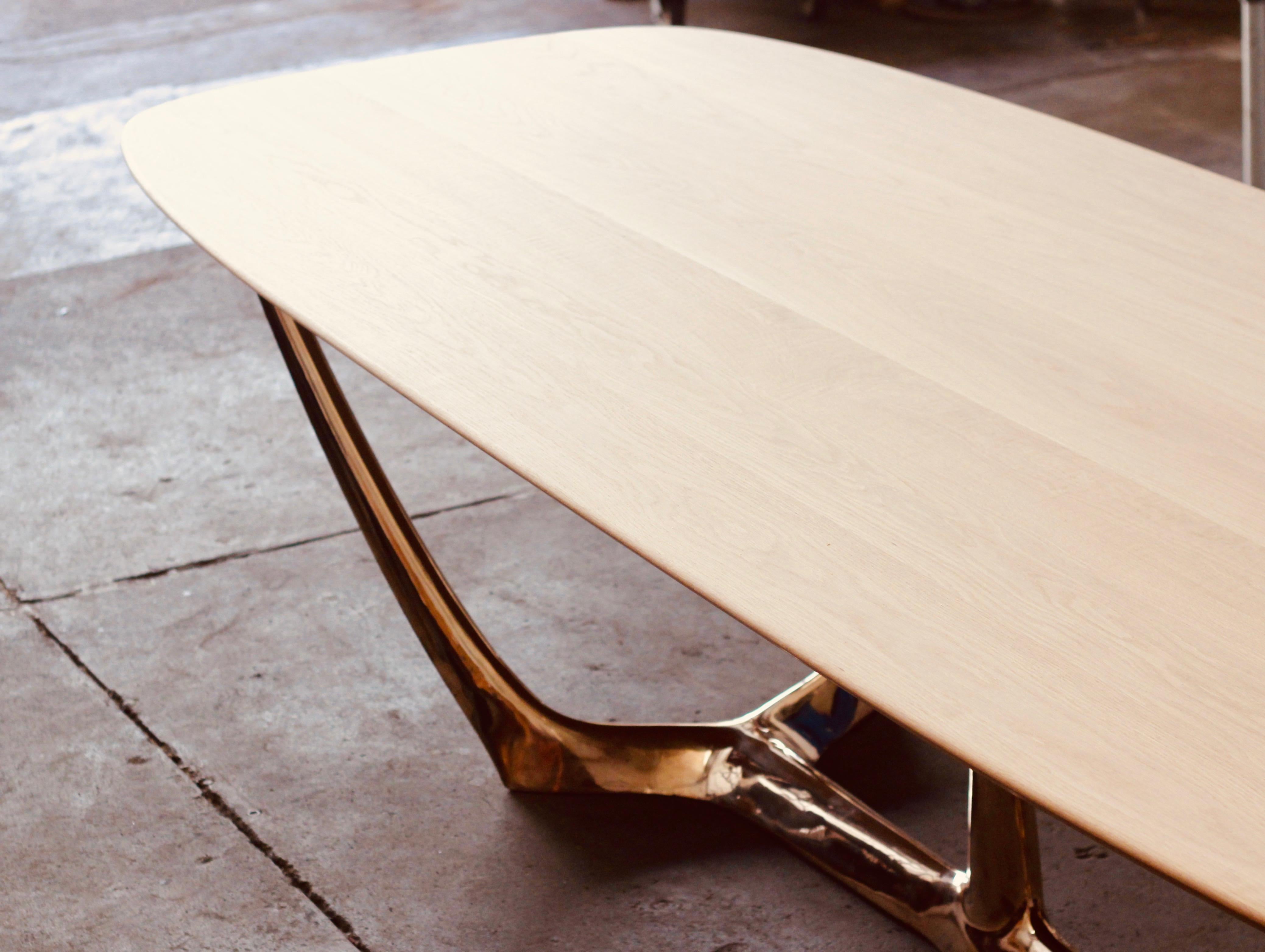 „The Great Esstisch“-Tisch, moderner Sockel aus massiver Bronze mit grauer Glasplatte (Metall) im Angebot