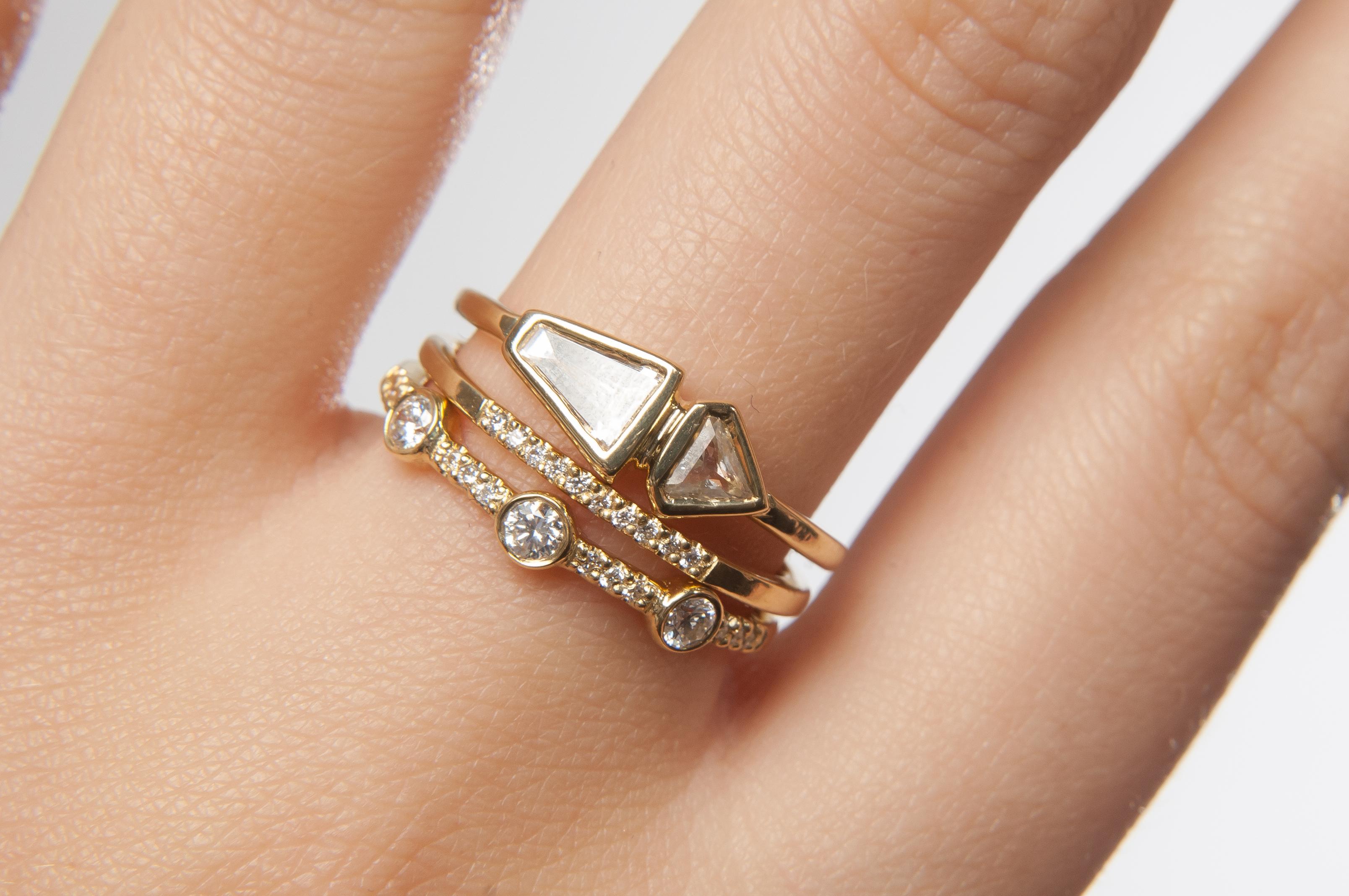 Avec un éclat subtil de diamant, cette bague est le complément parfait d'une pile de bagues, ou une simple déclaration à elle seule.

Bracelet en or jaune 18K incrusté de diamants de 0.04