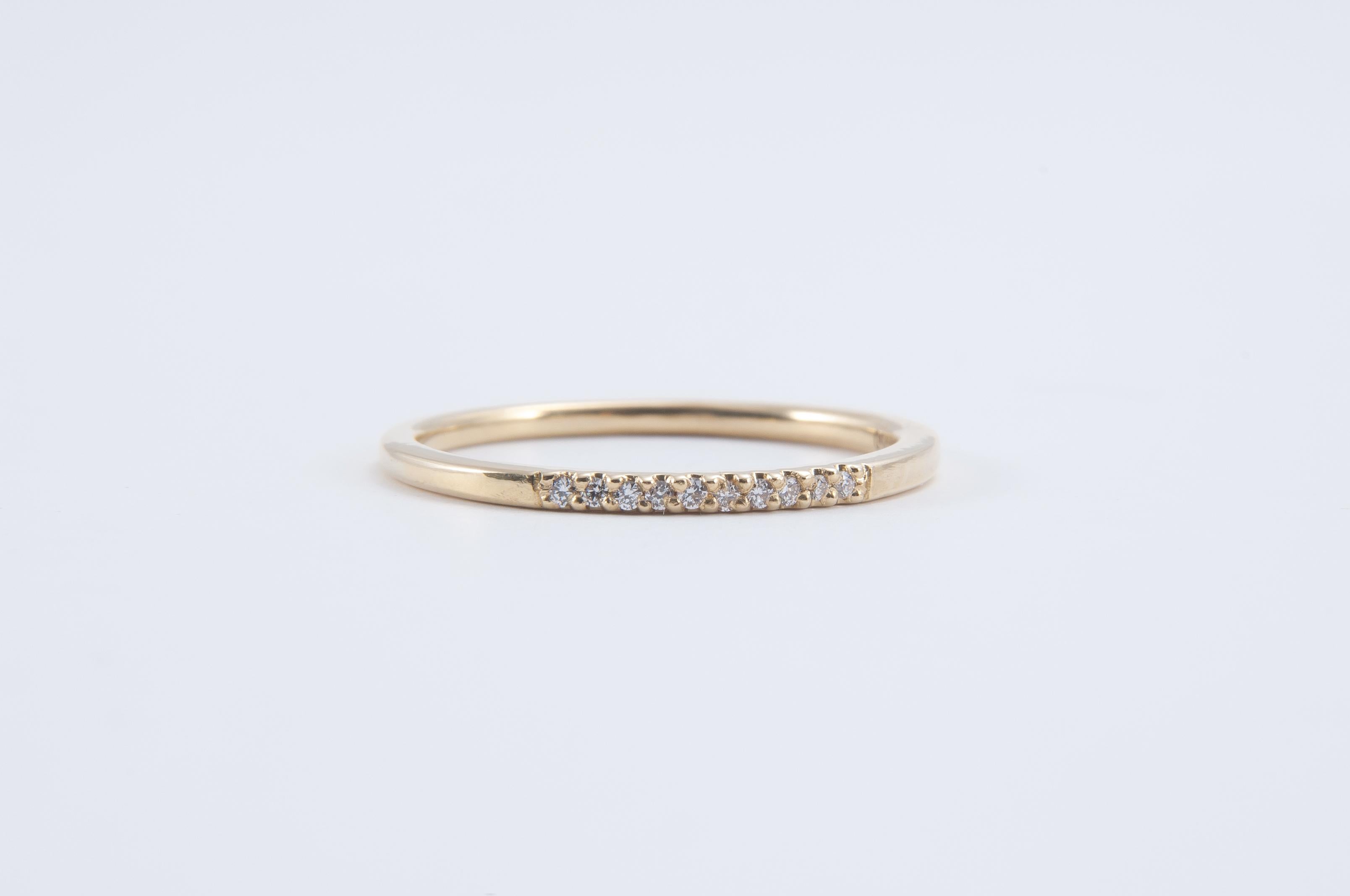 Taille ronde Bandeau demi-pavé avec diamant en vente