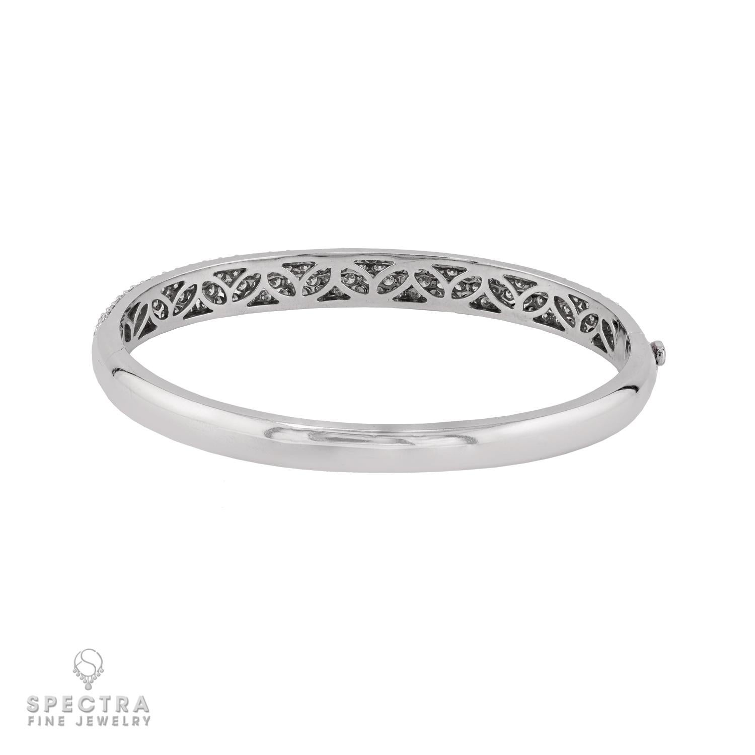Taglio brillante Half-Pave Diamond Bangle in 18kt White Gold in vendita