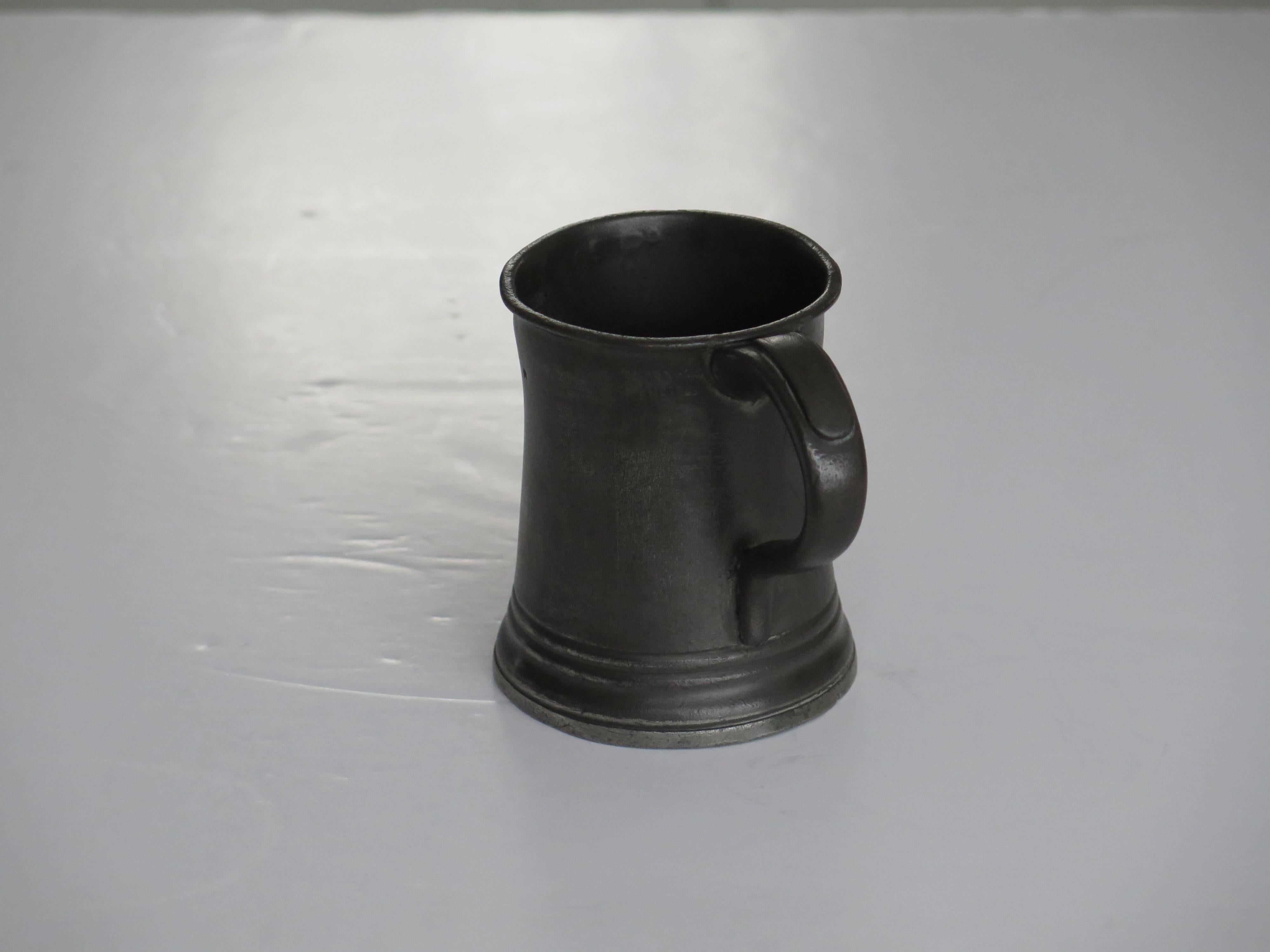 Victorian Half Pint Pewter Tankard by James Yates fully stamped, English Circa 1850 For Sale
