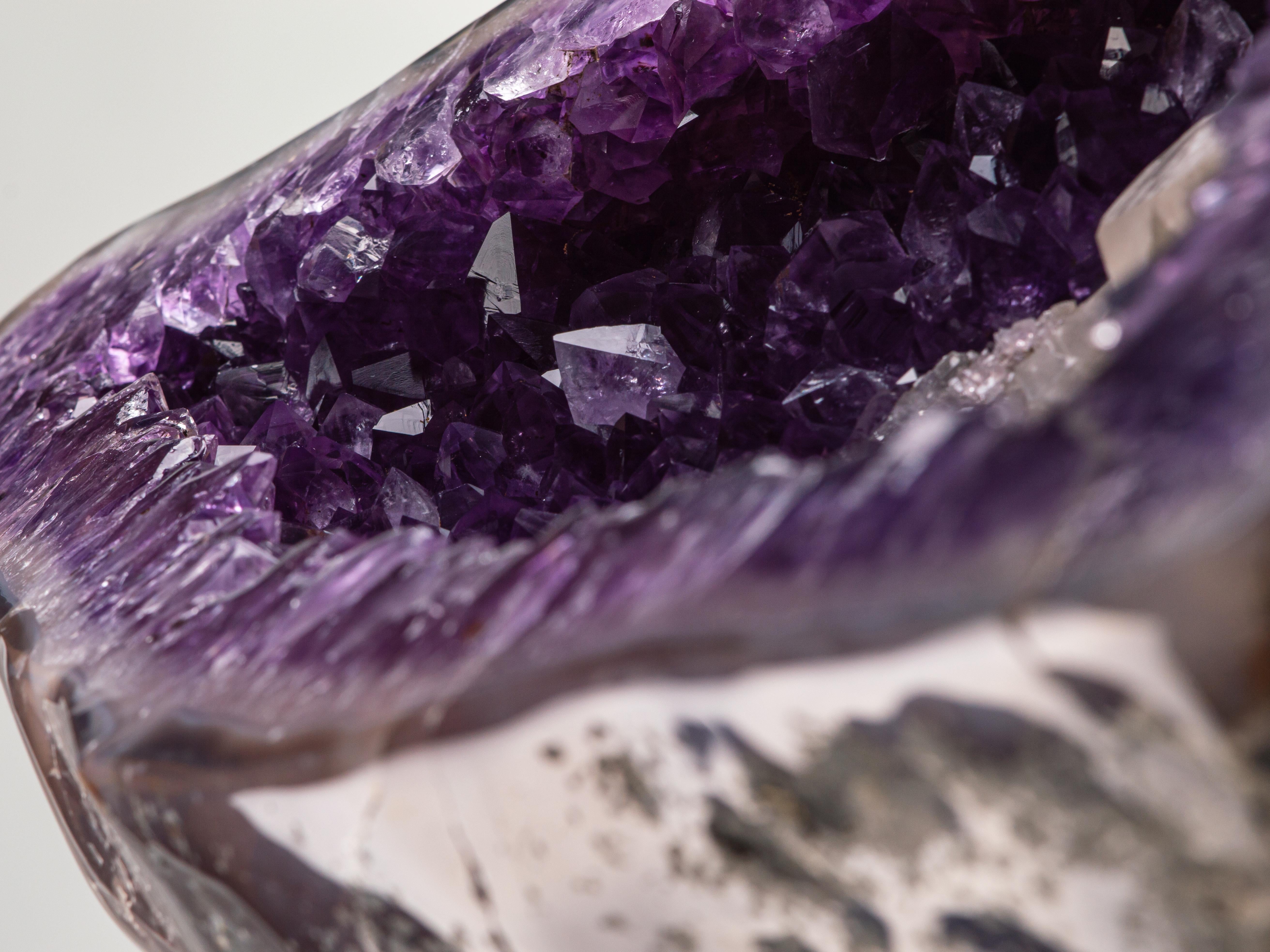 Halb polierter Amethyst-Geode mit Achat-Bordüre und kalifornischer Formation im Angebot 5