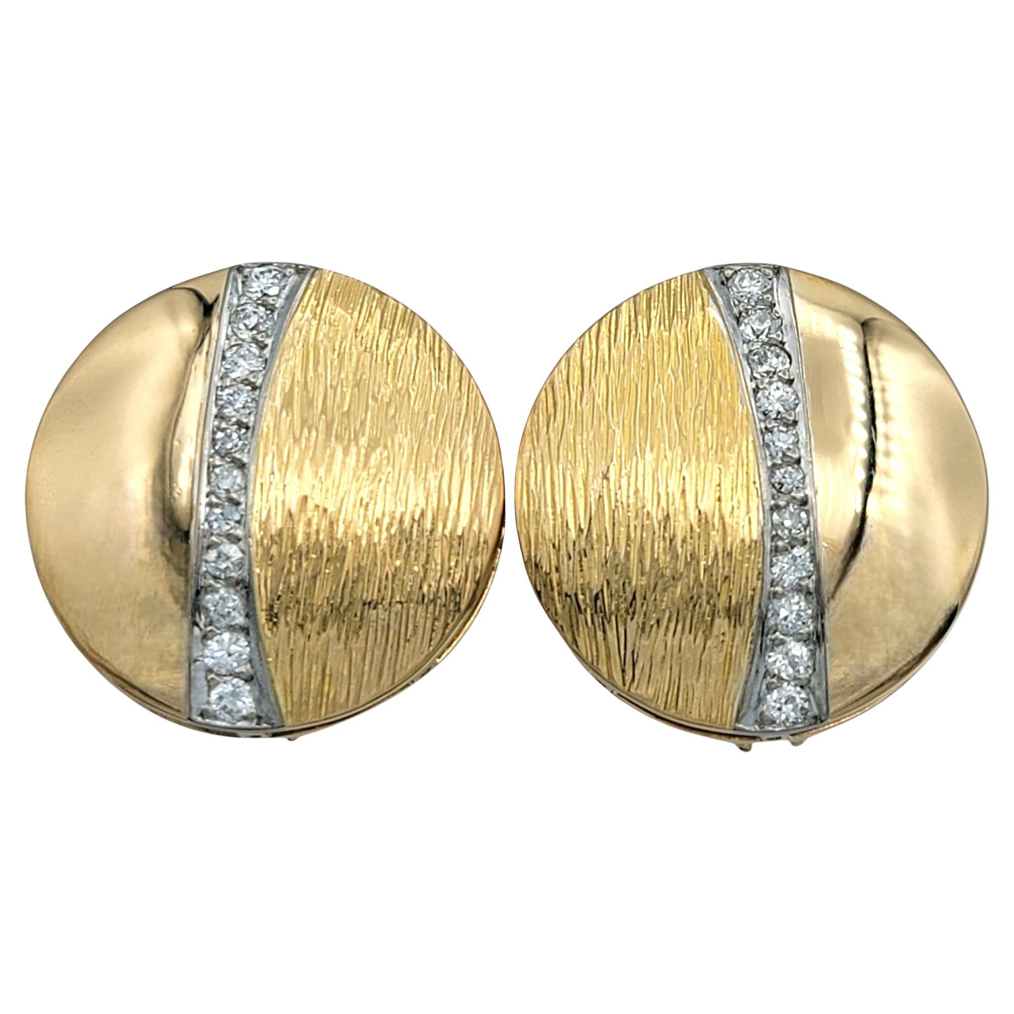 Elegia il tuo stile con questi splendidi orecchini a disco in oro giallo 14 carati, una miscela armoniosa di raffinatezza moderna ed eleganza senza tempo. Ogni orecchino presenta un elegante design circolare diviso in due finiture distinte: una metà