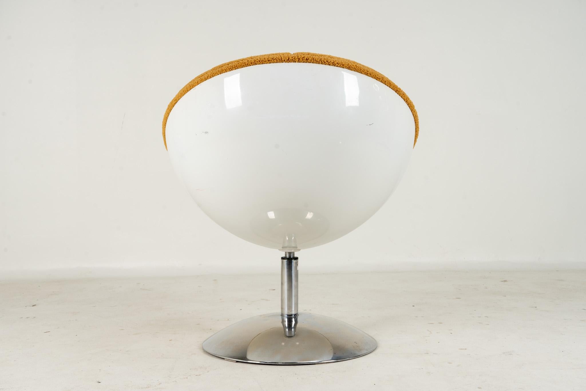 Half-Round Pod Chair with Chrome Base In Good Condition For Sale In Chicago, IL