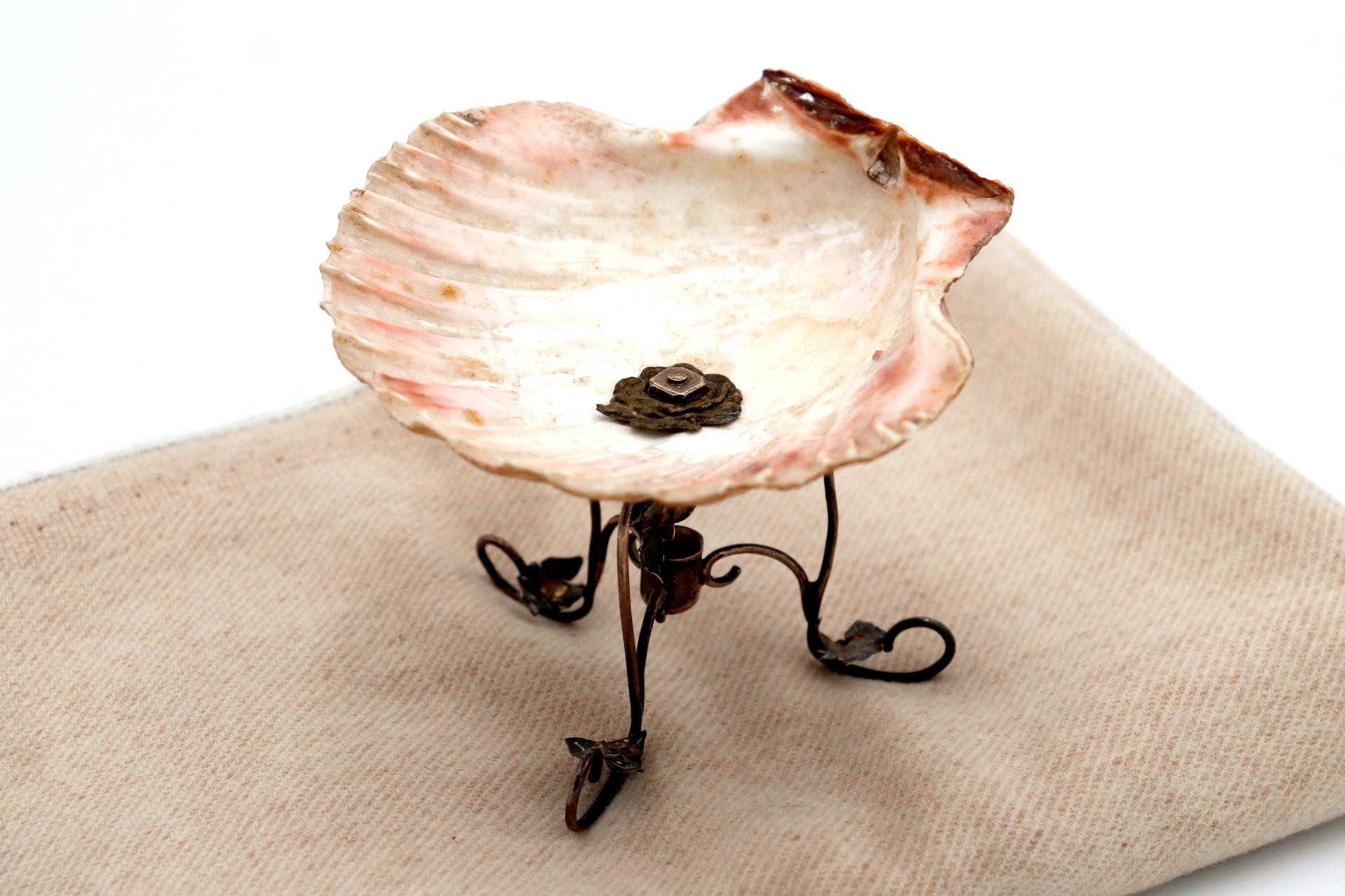 Half-shell shaped ashtray with silver frame In Good Condition For Sale In Porto, PT