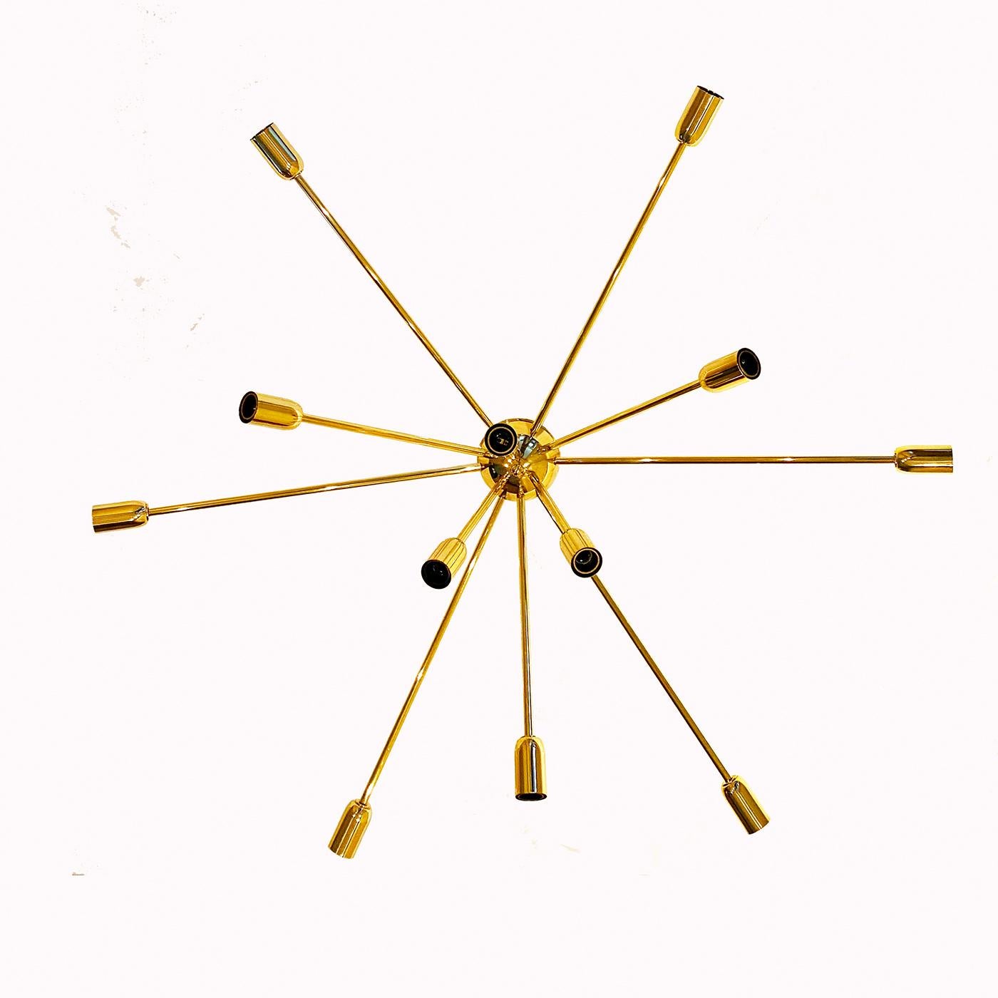 La lampada da soffitto Half Sputnik è stata progettata per offrire il sapore e l'ariosità tipici dei lampadari degli anni '50, ma in una versione più lineare e compatta, ideale per le stanze di piccole dimensioni.