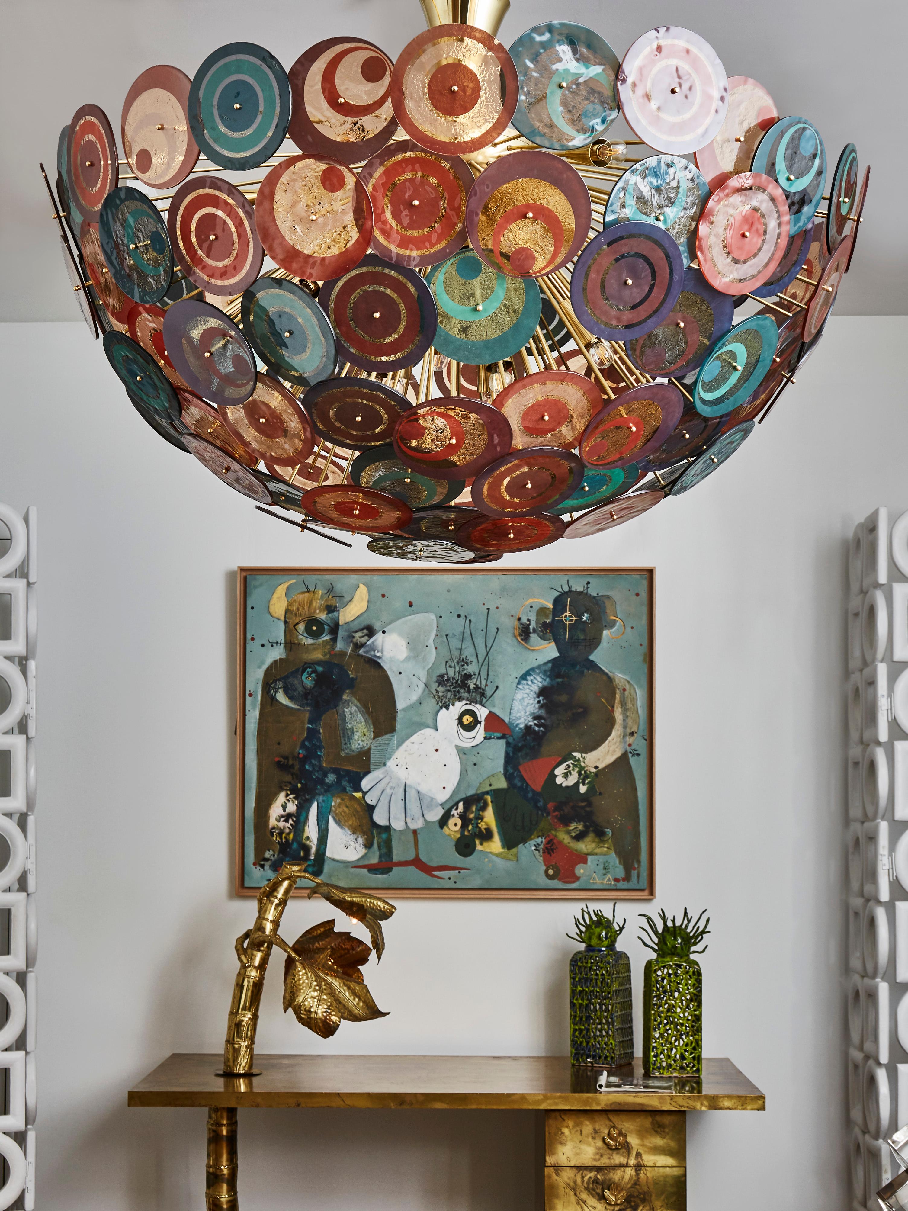 Superbe lustre demi-spoutnik en laiton et plaques de verre de Murano teintées. 
Création par le Studio Glustin.