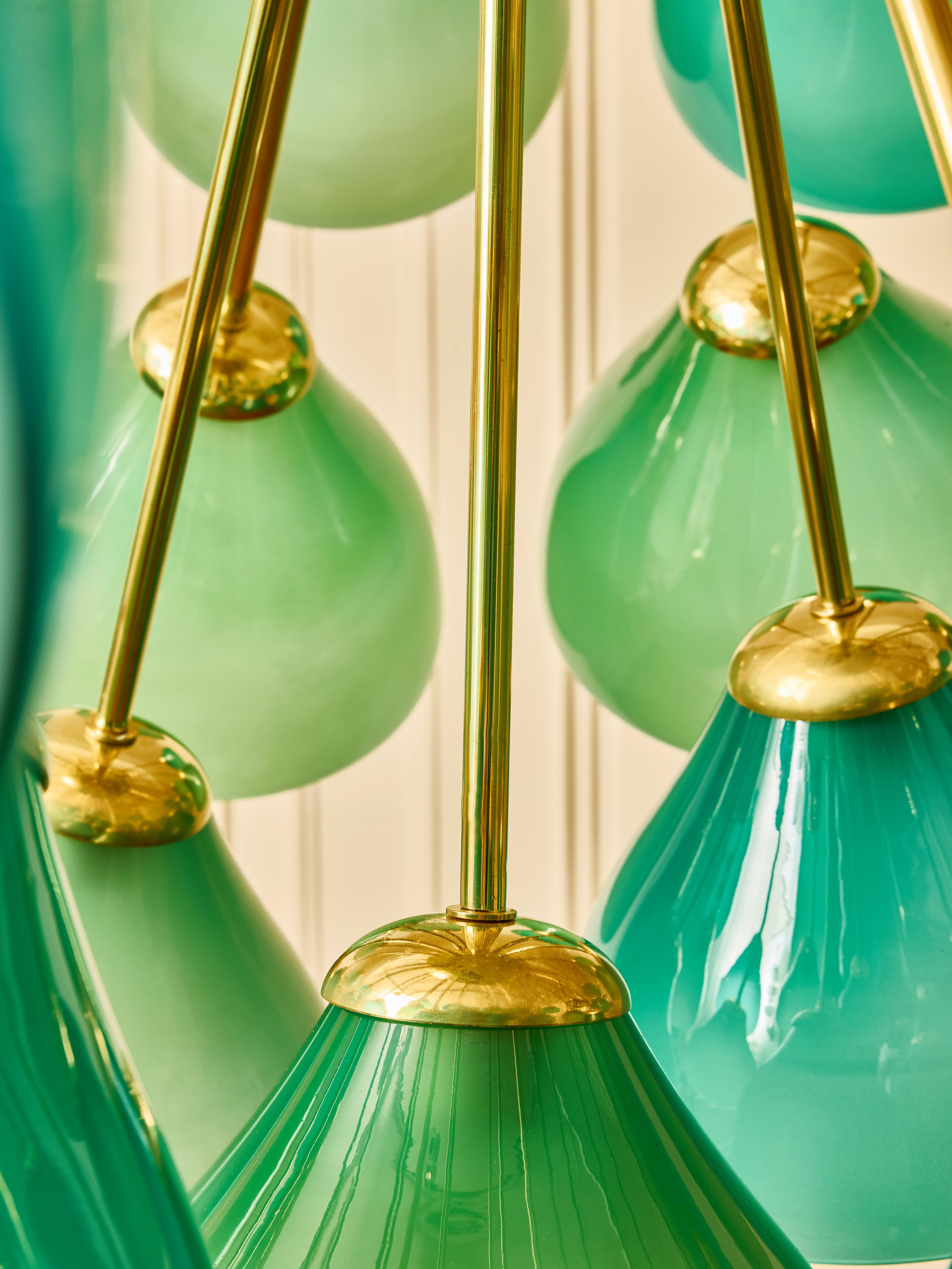Lampadario Sputnik in ottone e globi di vetro di Murano.
Creazione dello Studio Glustin.
Italia, 2025.
