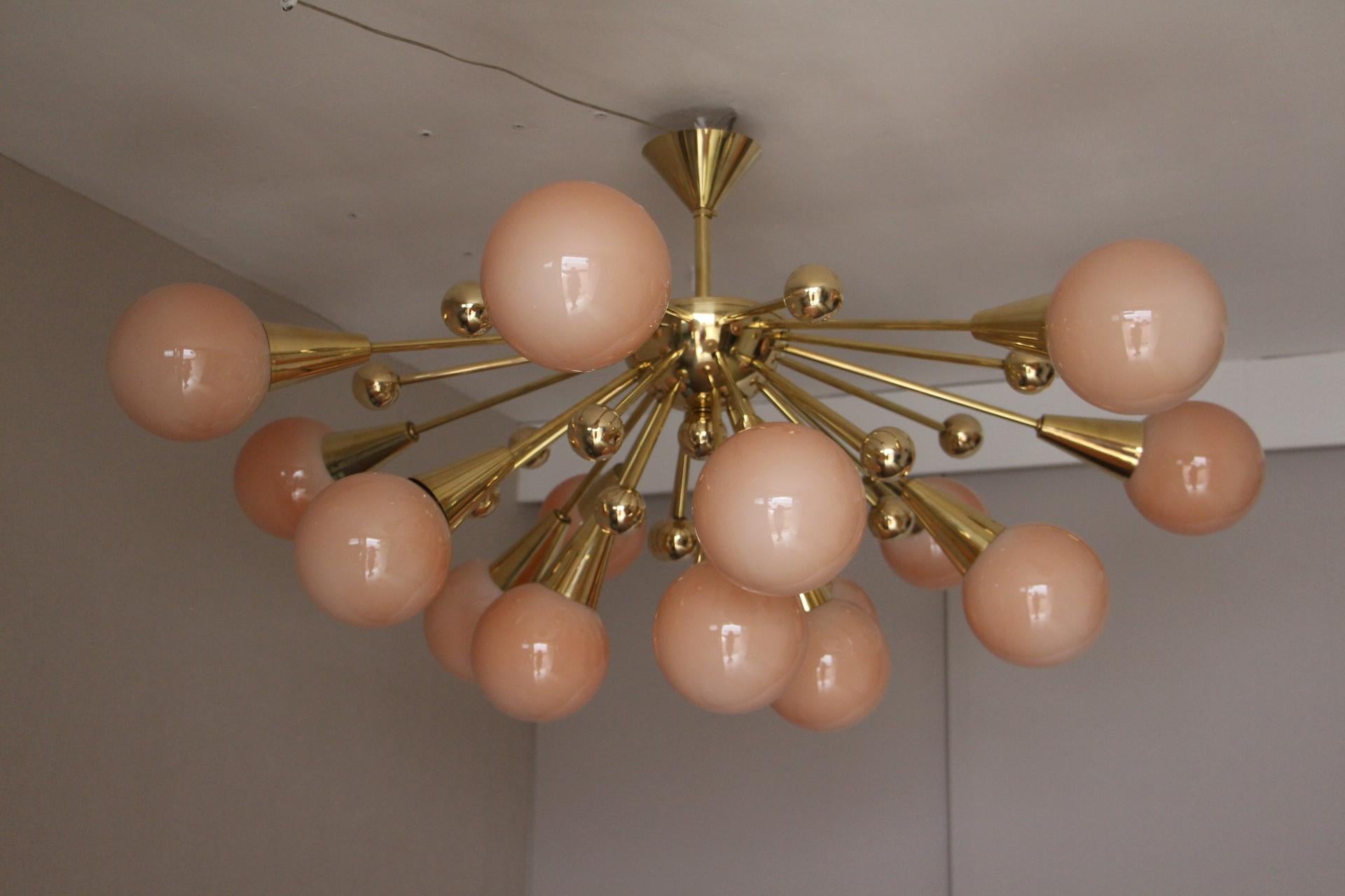 Half Sputnik Chandelier in Light Pink-Beige Murano Glass and Brass In Excellent Condition In Saint-Ouen, FR