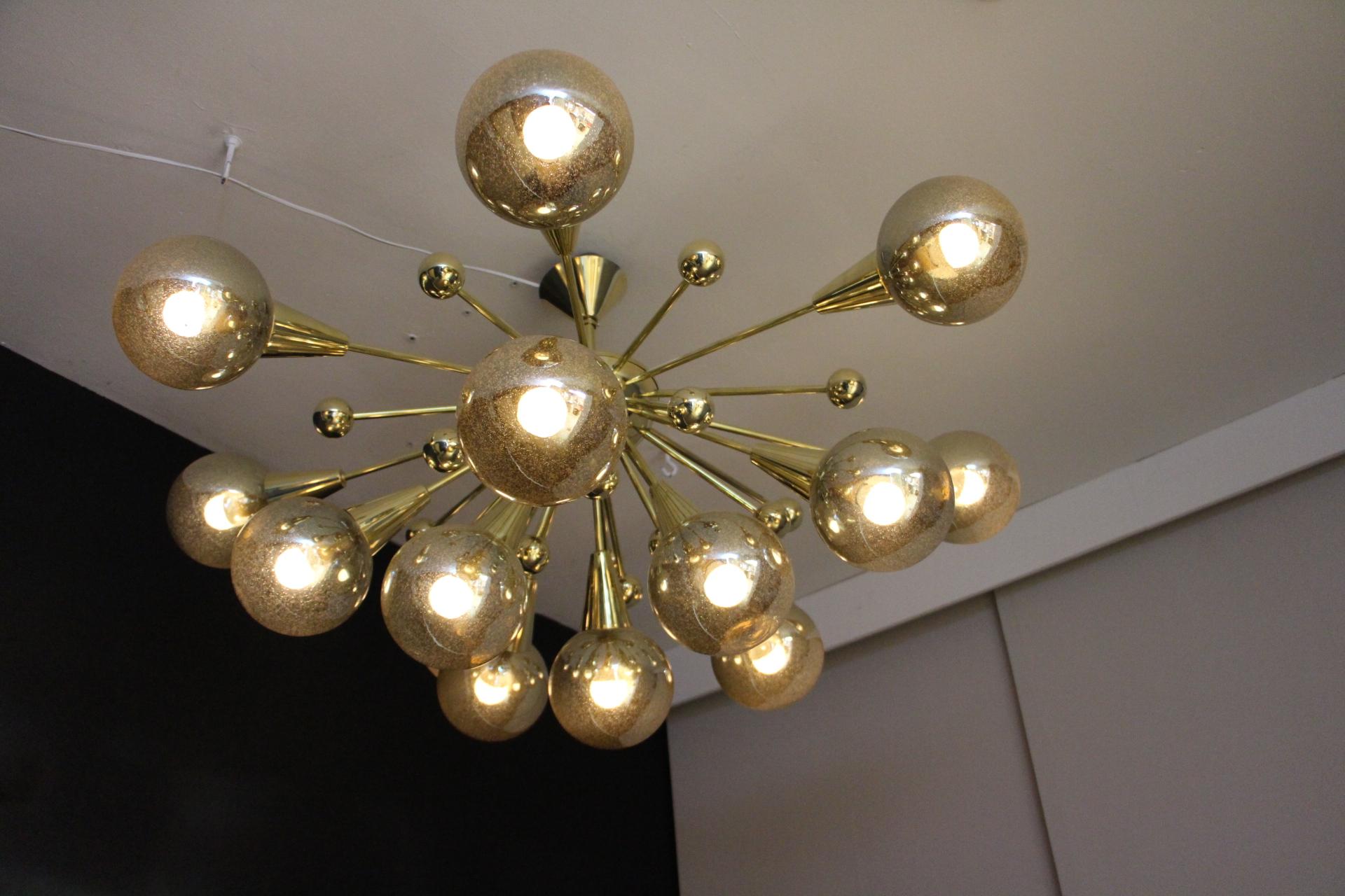 Lustre à globes en verre de Murano de couleur argent-or mercuré demi- Sputnik en vente 3