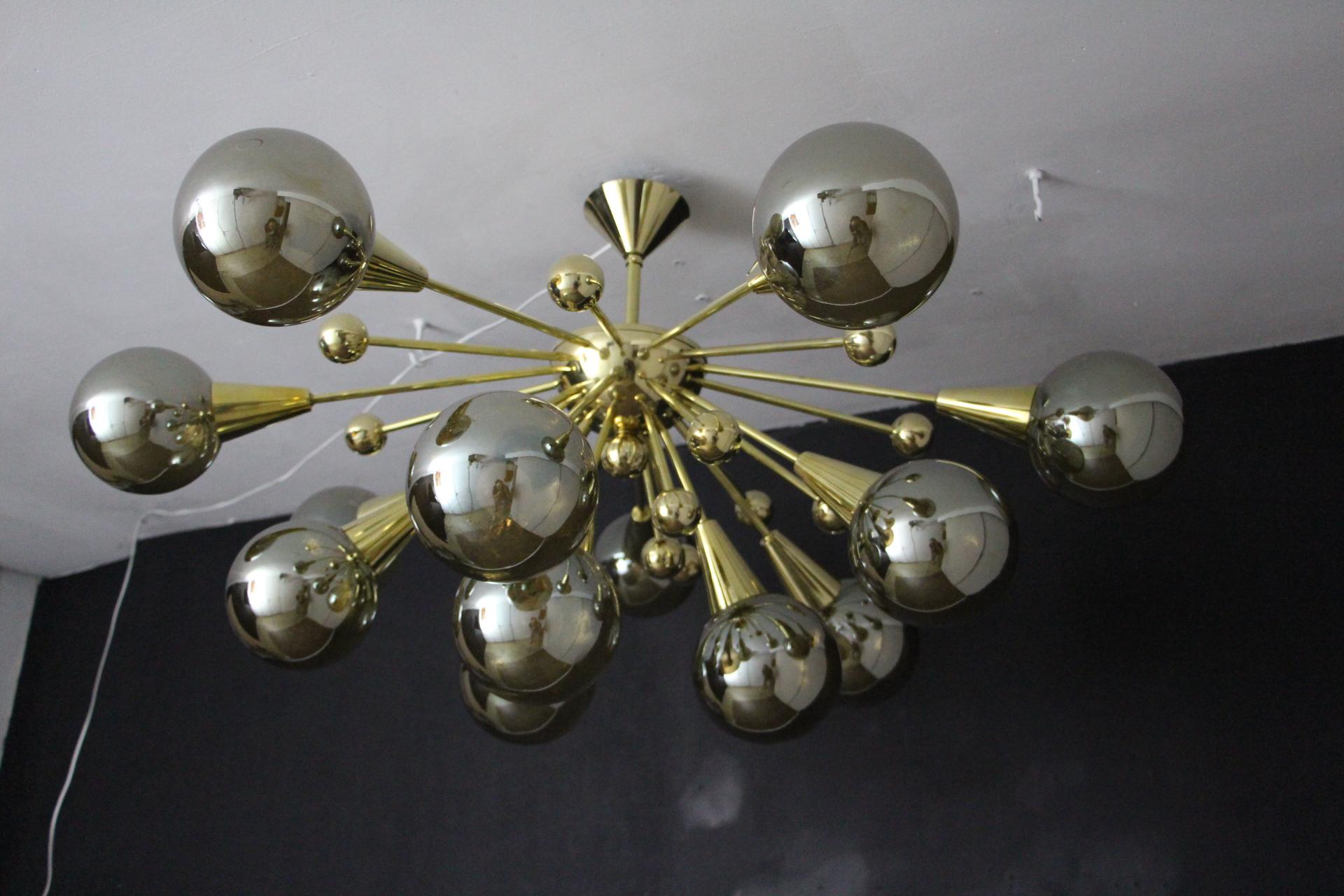 Mid-Century Modern Lustre à globes en verre de Murano de couleur argent-or mercuré demi- Sputnik en vente