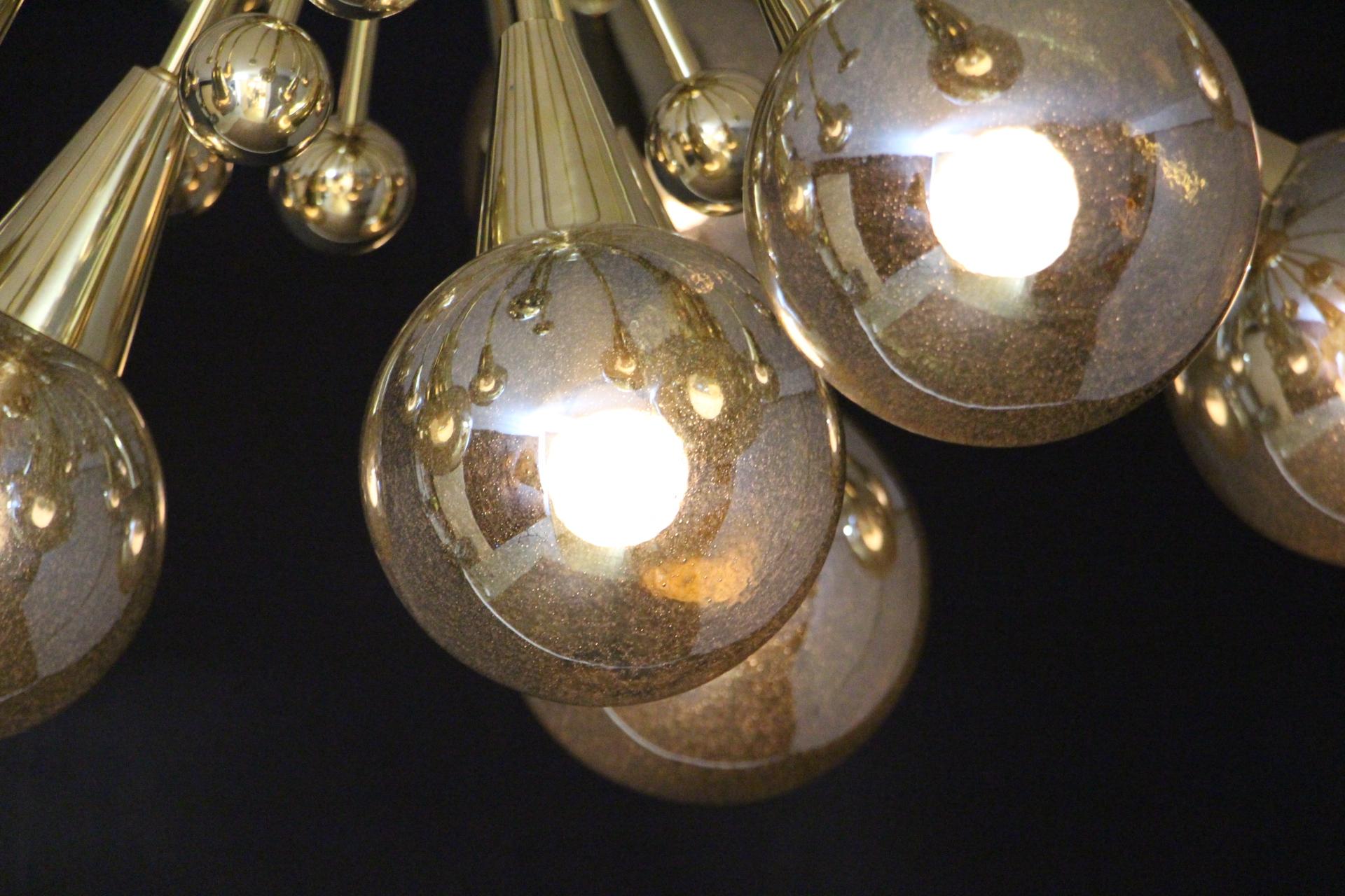 Lustre à globes en verre de Murano de couleur argent-or mercuré demi- Sputnik en vente 2