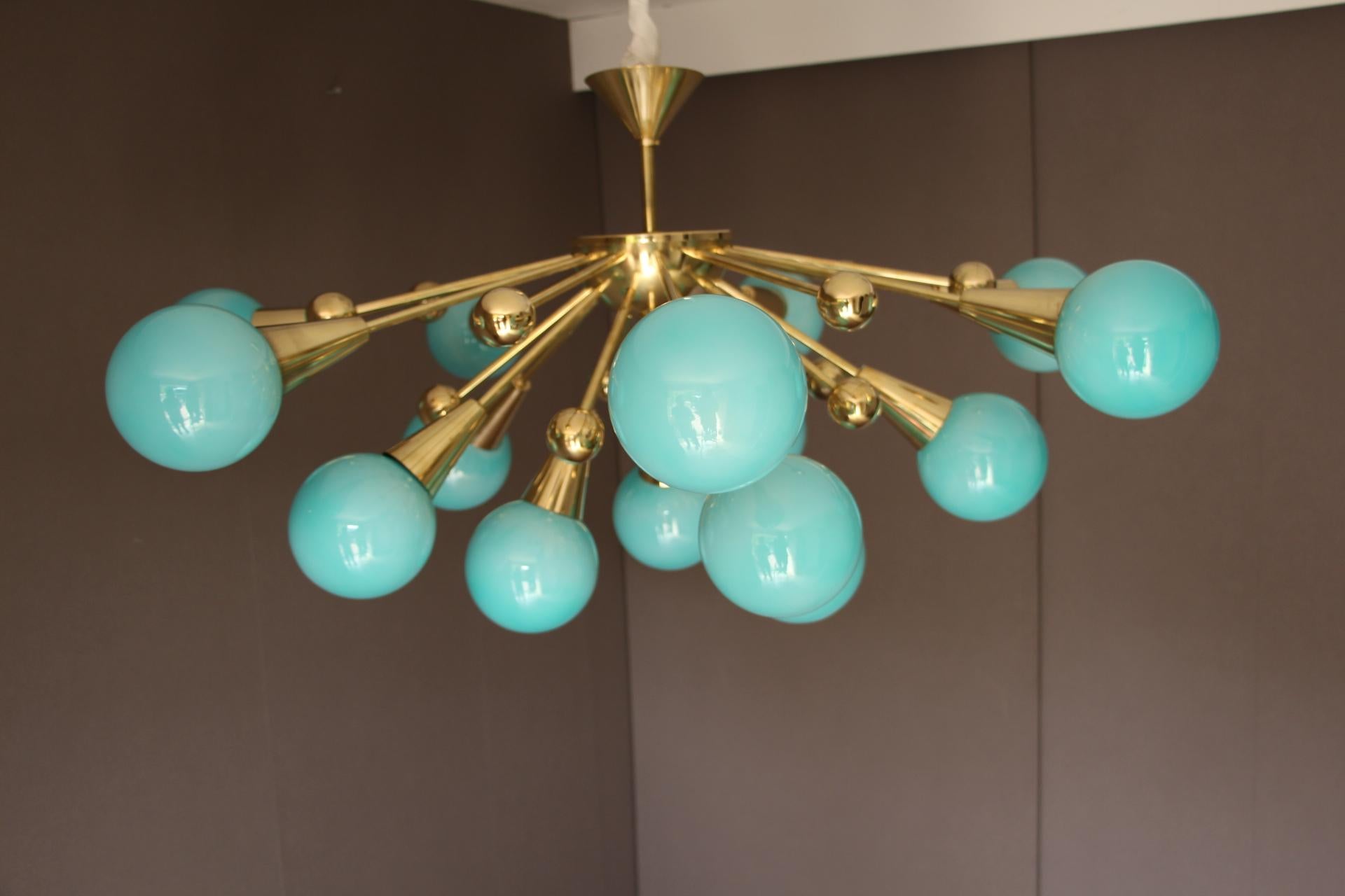 Laiton Lustre à globes en verre de Murano demi- Sputnik bleu turquoise en vente