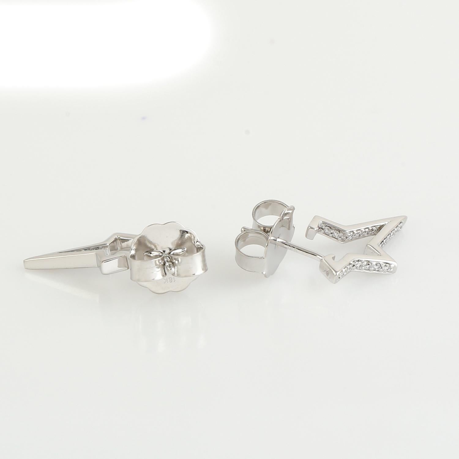 Half Star Pave Diamant-Ohrringe aus 18 Karat Weißgold mit Diamant-Ohrringen (Zeitgenössisch) im Angebot