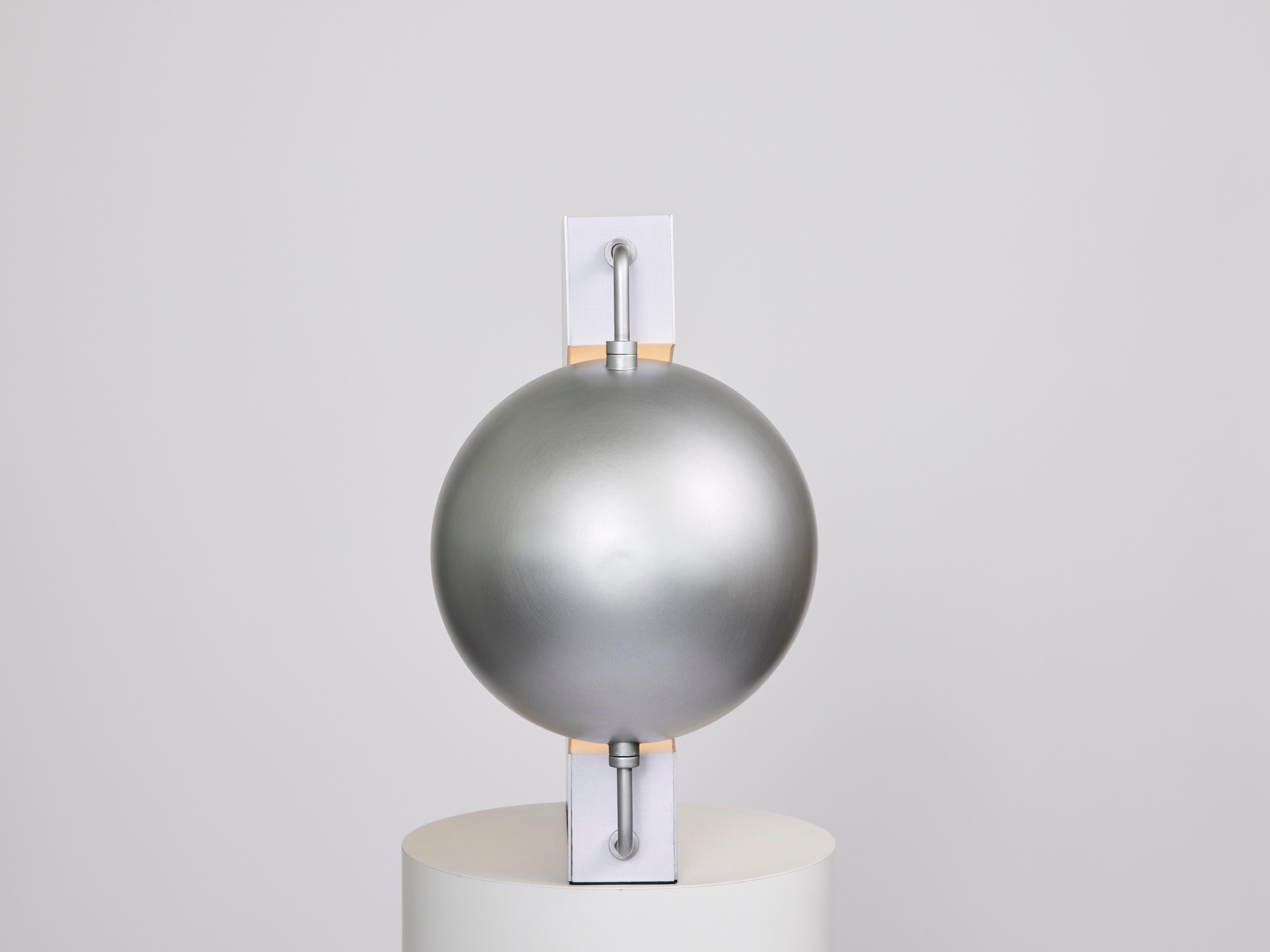 Brossé [en stock] HALF, lampe de bureau en aluminium brossé rotative à 40 degrés de chaque côté en vente