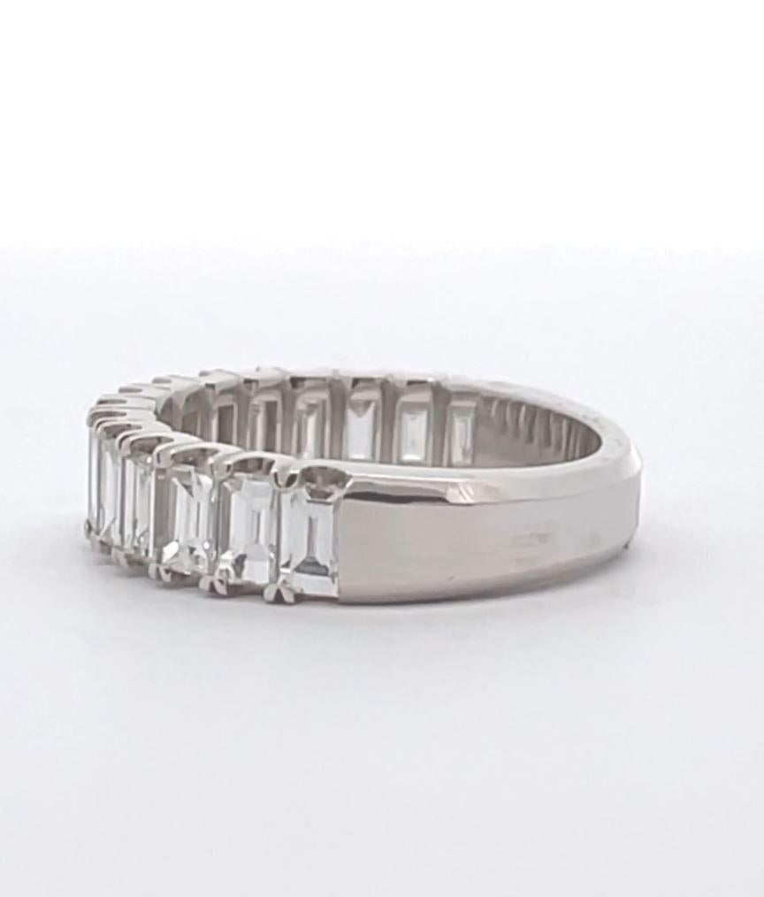 Anello anniversario Baguette a metà strada in oro bianco 18K in vendita 2