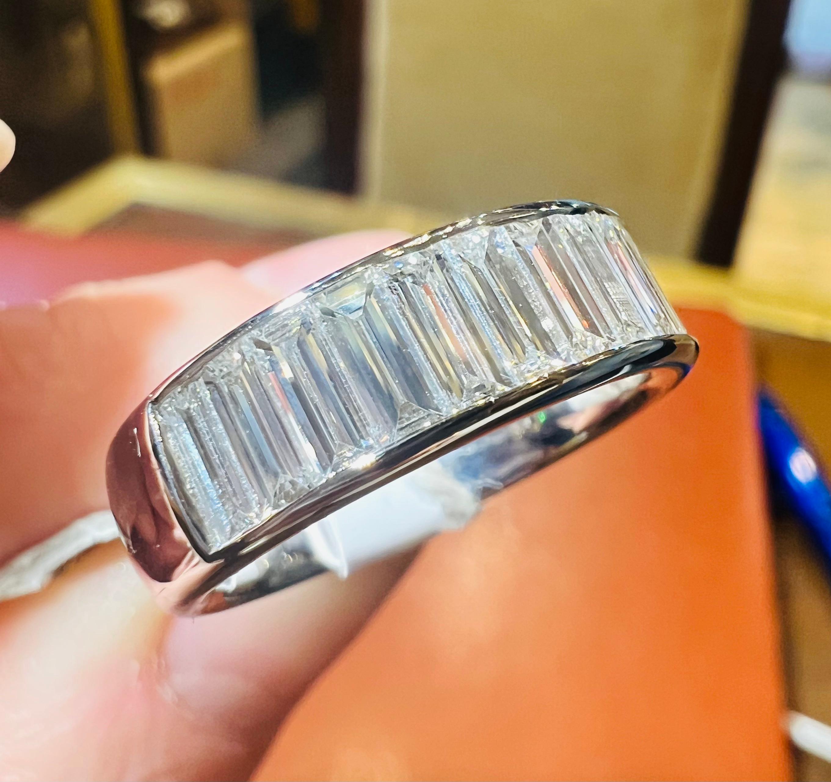 Alliance en or blanc 18 carats avec 1,83 carat de diamants taille baguette en vente 4