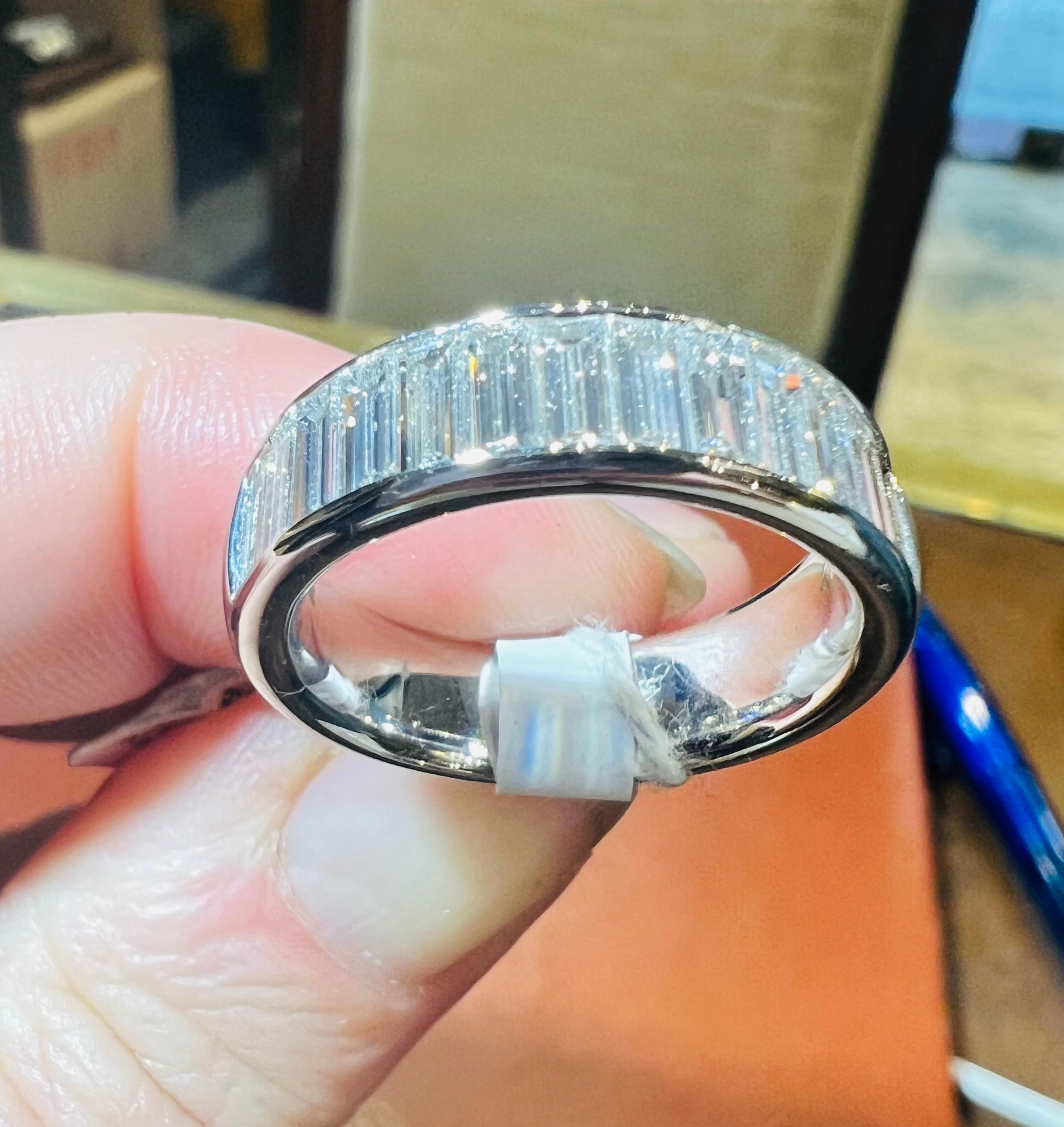 Alliance en or blanc 18 carats avec 1,83 carat de diamants taille baguette en vente 5