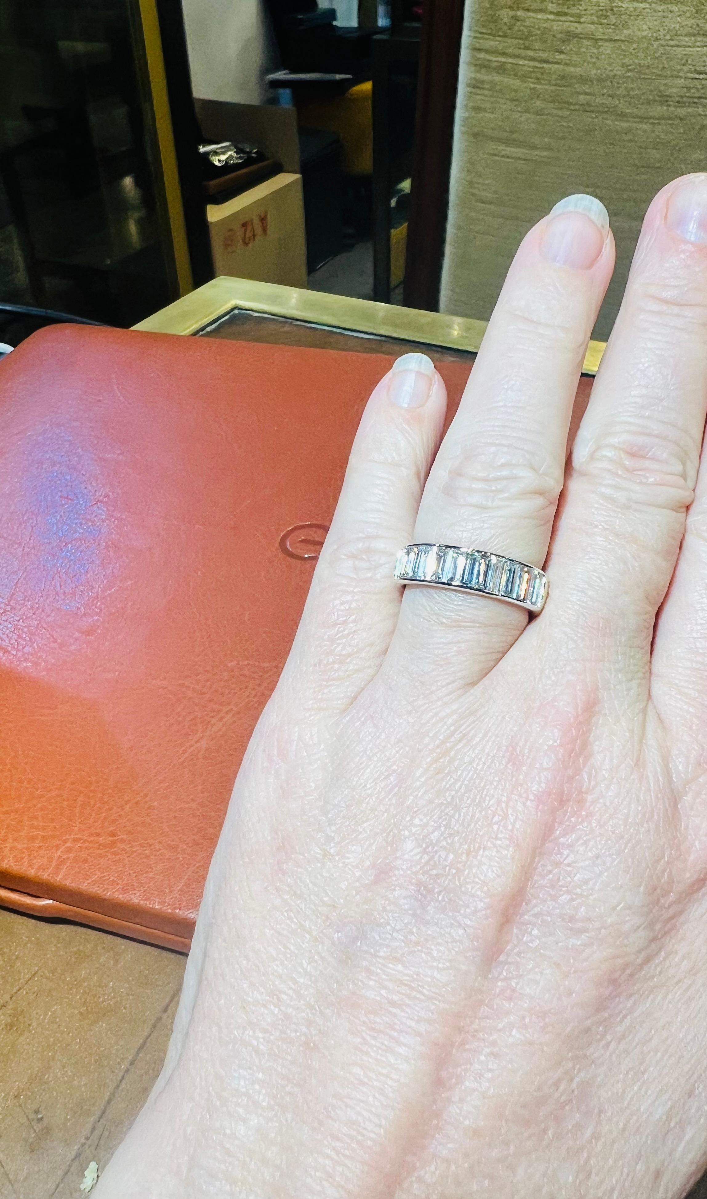 Alliance en or blanc 18 carats avec 1,83 carat de diamants taille baguette en vente 7