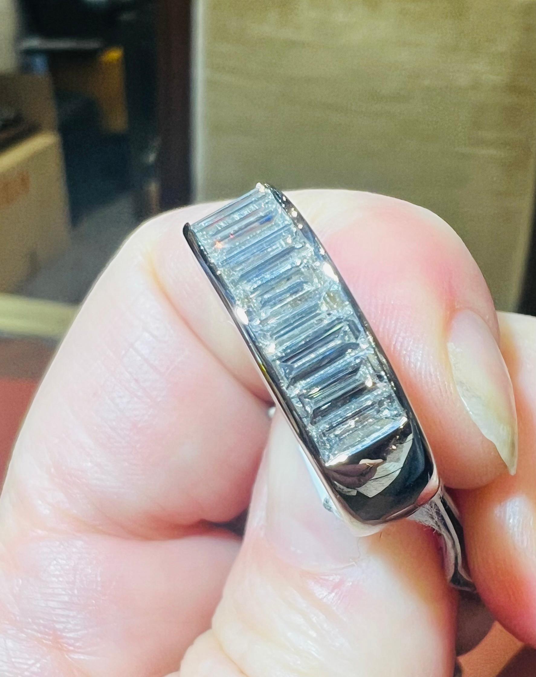 Alliance en or blanc 18 carats avec 1,83 carat de diamants taille baguette en vente 8