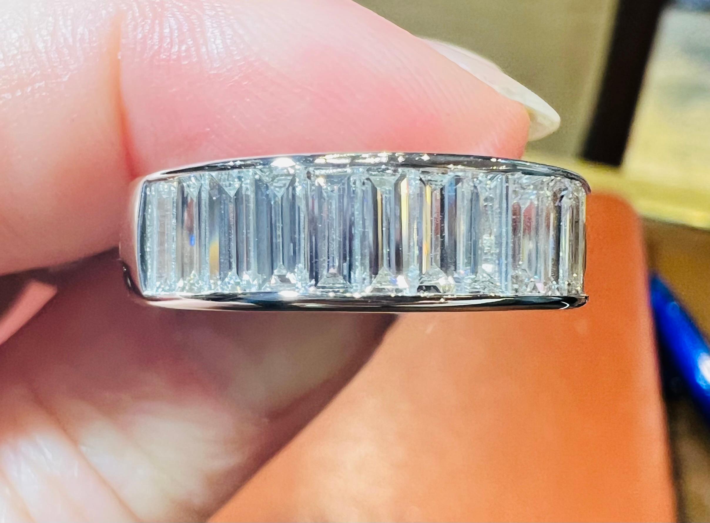 Alliance en or blanc 18 carats avec 1,83 carat de diamants taille baguette en vente 9