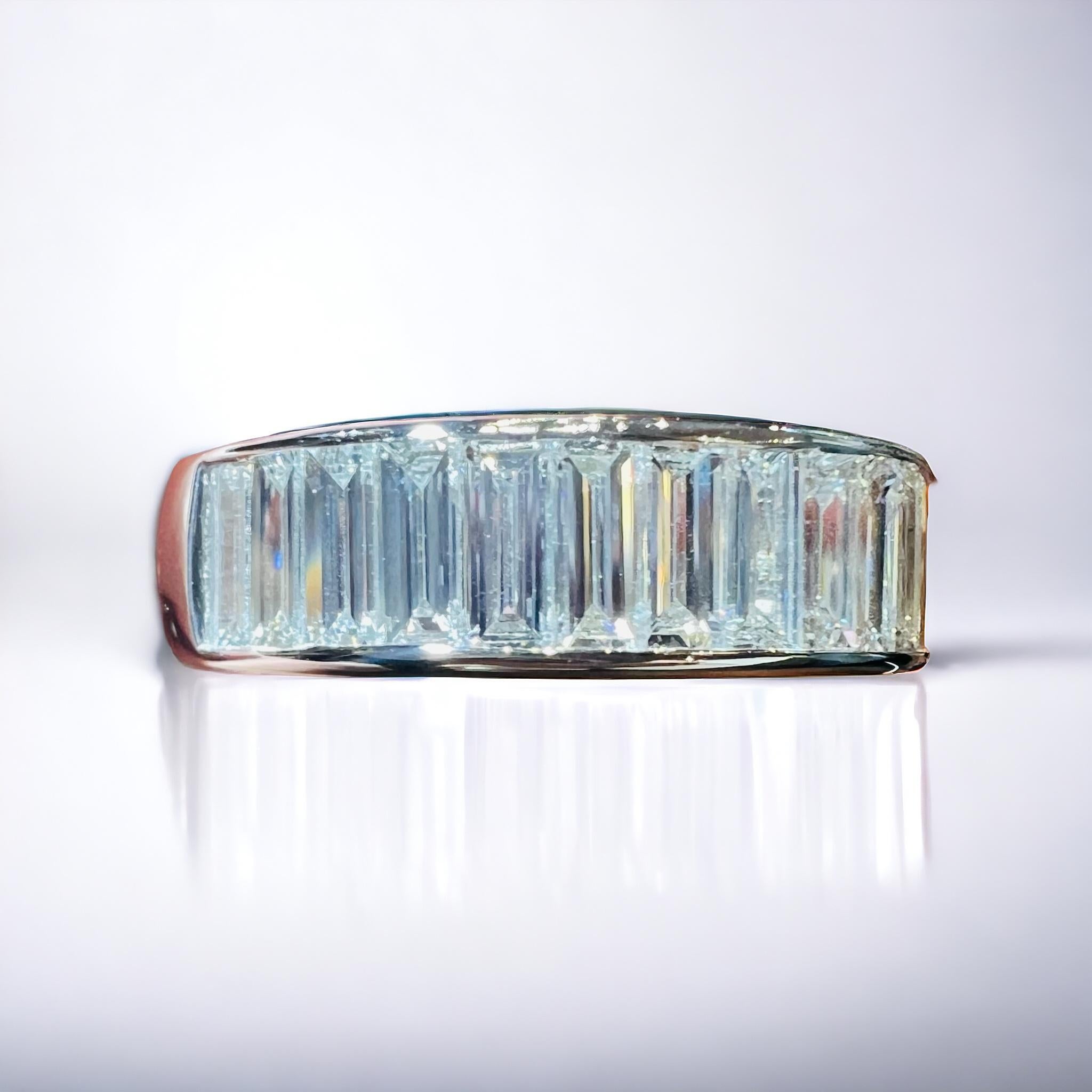 spectaculaire demi-alliance en or blanc 18 carats 
serti de 13 diamants de taille baguette totalisant environ 1,83 carats

Couleur estimée G/H. Clarté estimée VS

largeur de la bande : 5,5 mm

poids total : 7g 

taille 54