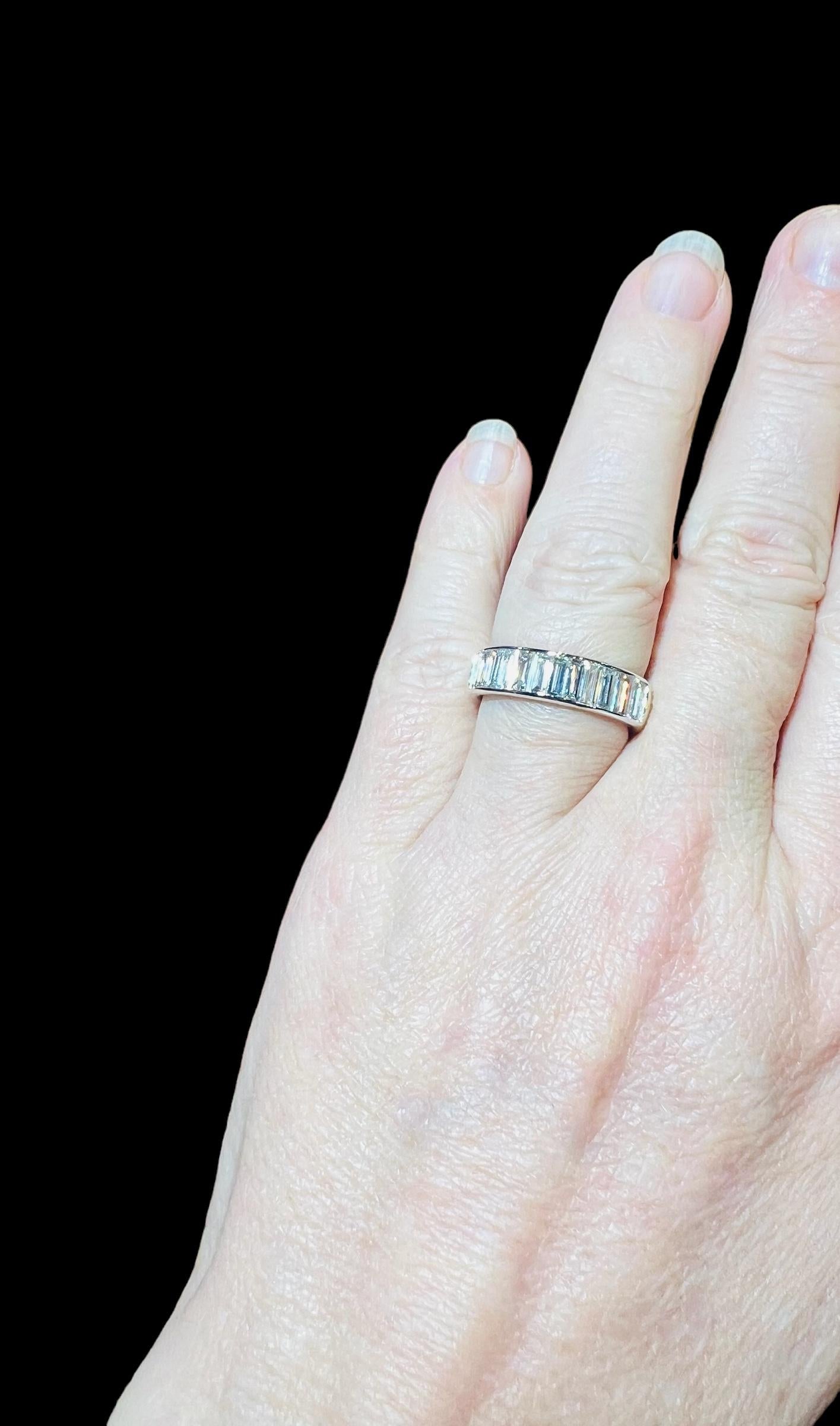 Alliance en or blanc 18 carats avec 1,83 carat de diamants taille baguette Unisexe en vente