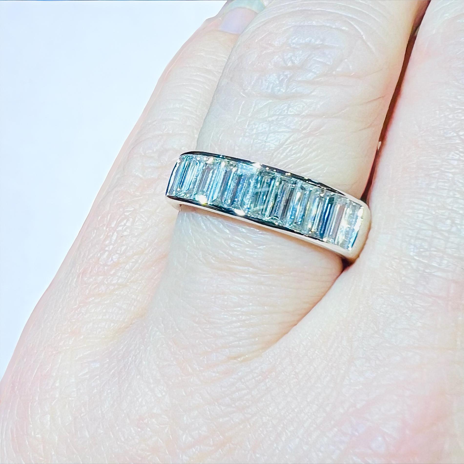Alliance en or blanc 18 carats avec 1,83 carat de diamants taille baguette en vente 1