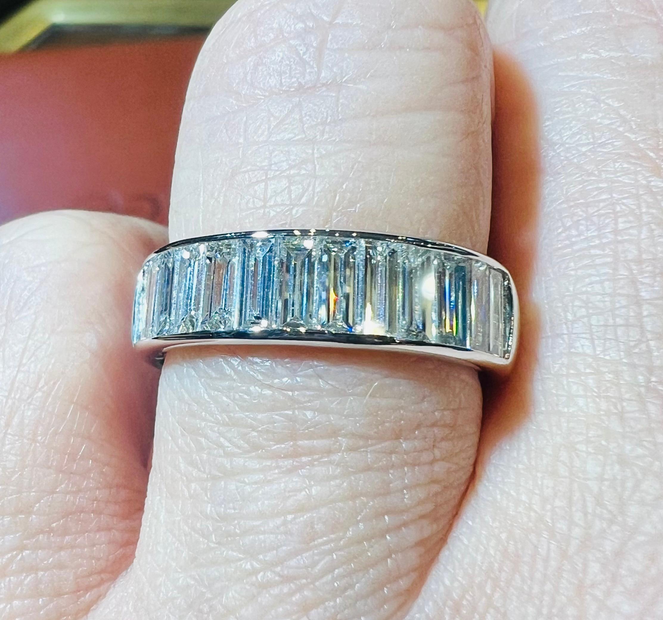 Alliance en or blanc 18 carats avec 1,83 carat de diamants taille baguette en vente 2