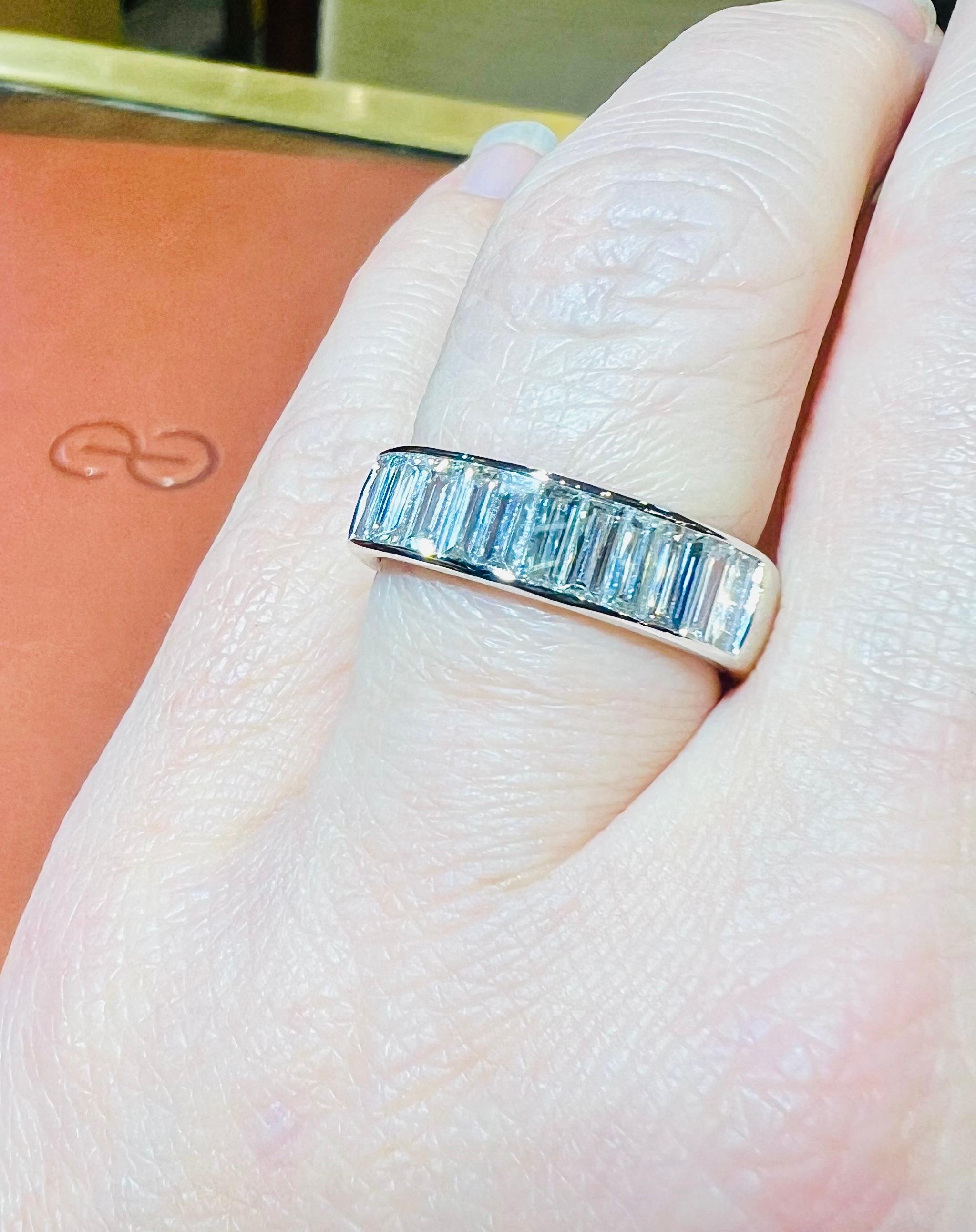 Alliance en or blanc 18 carats avec 1,83 carat de diamants taille baguette en vente 3