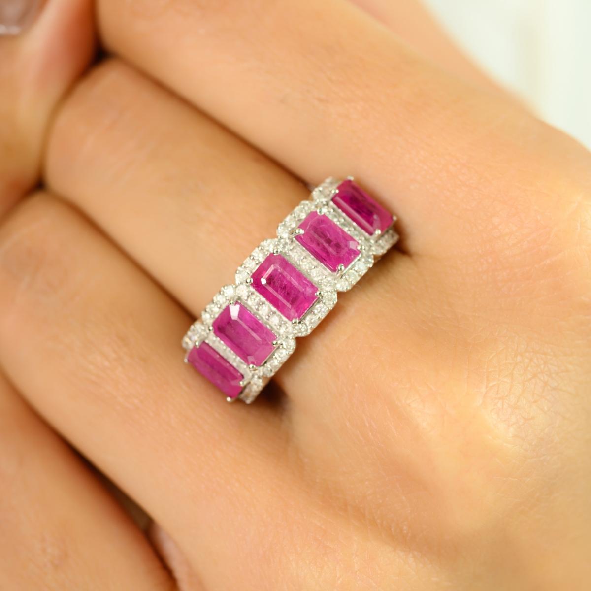 Im Angebot: Halb-Ehering aus 14 Karat Weißgold mit 3.4 Karat achteckigen Rubin-Halo-Diamanten () 2