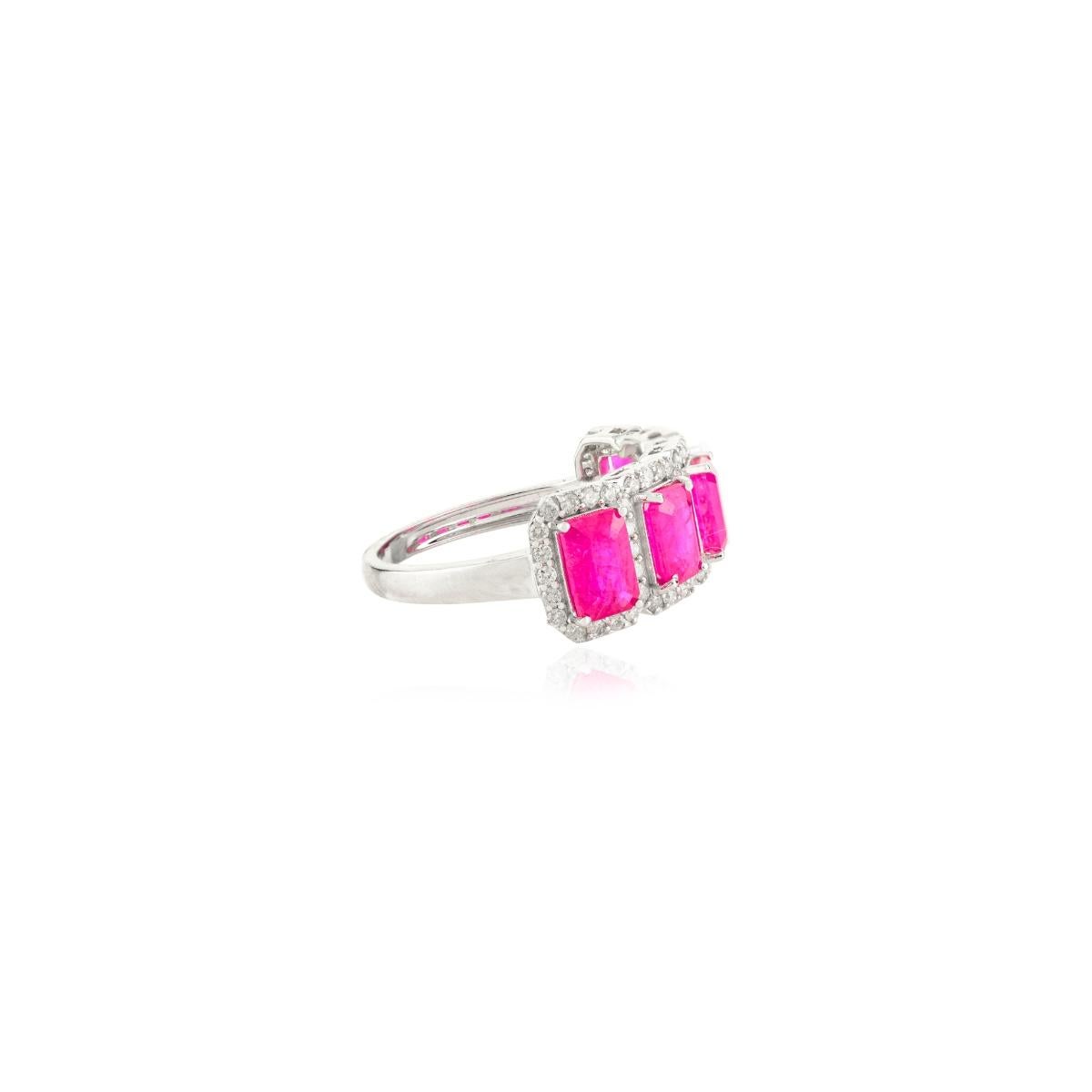 Im Angebot: Halb-Ehering aus 14 Karat Weißgold mit 3.4 Karat achteckigen Rubin-Halo-Diamanten () 3