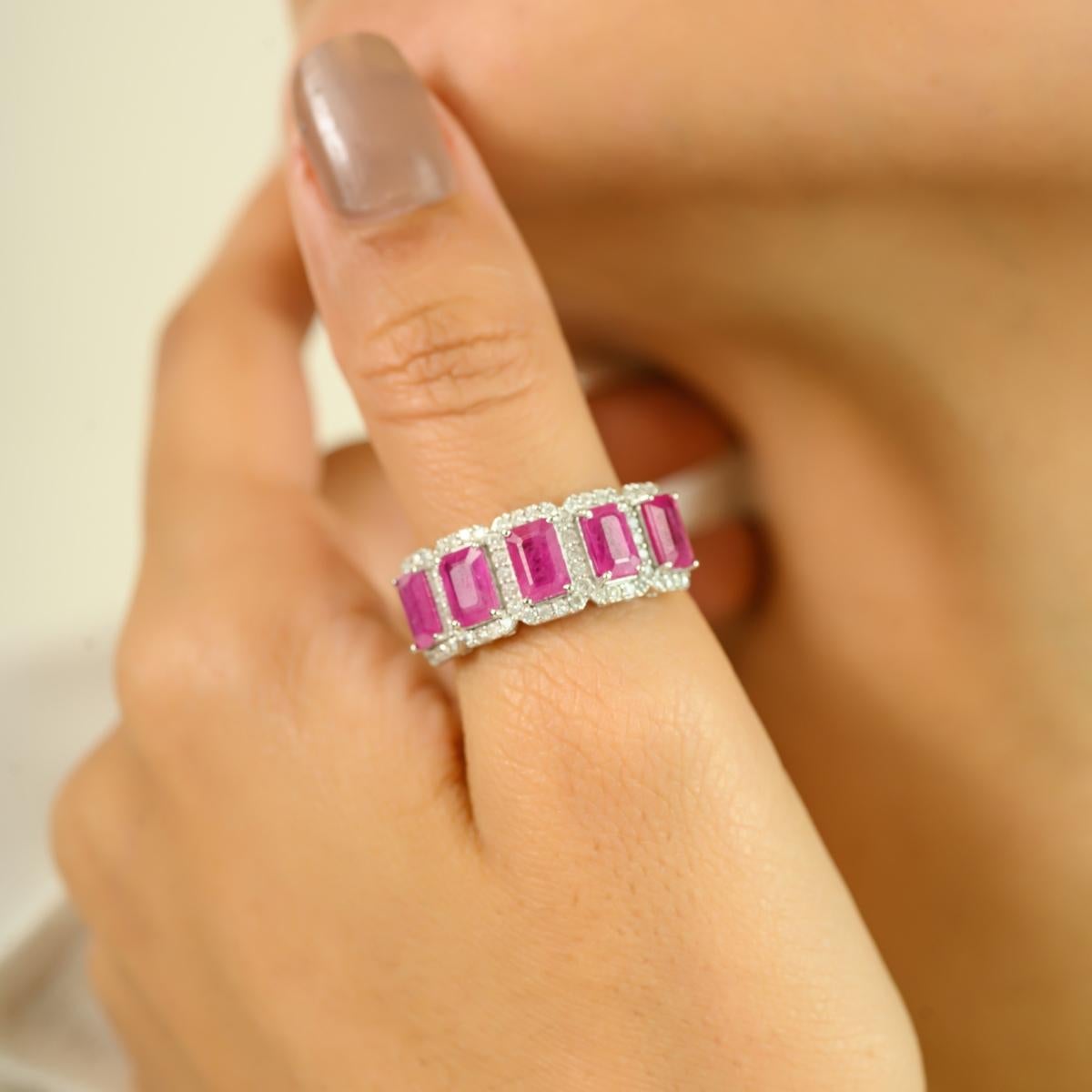 Im Angebot: Halb-Ehering aus 14 Karat Weißgold mit 3.4 Karat achteckigen Rubin-Halo-Diamanten () 4