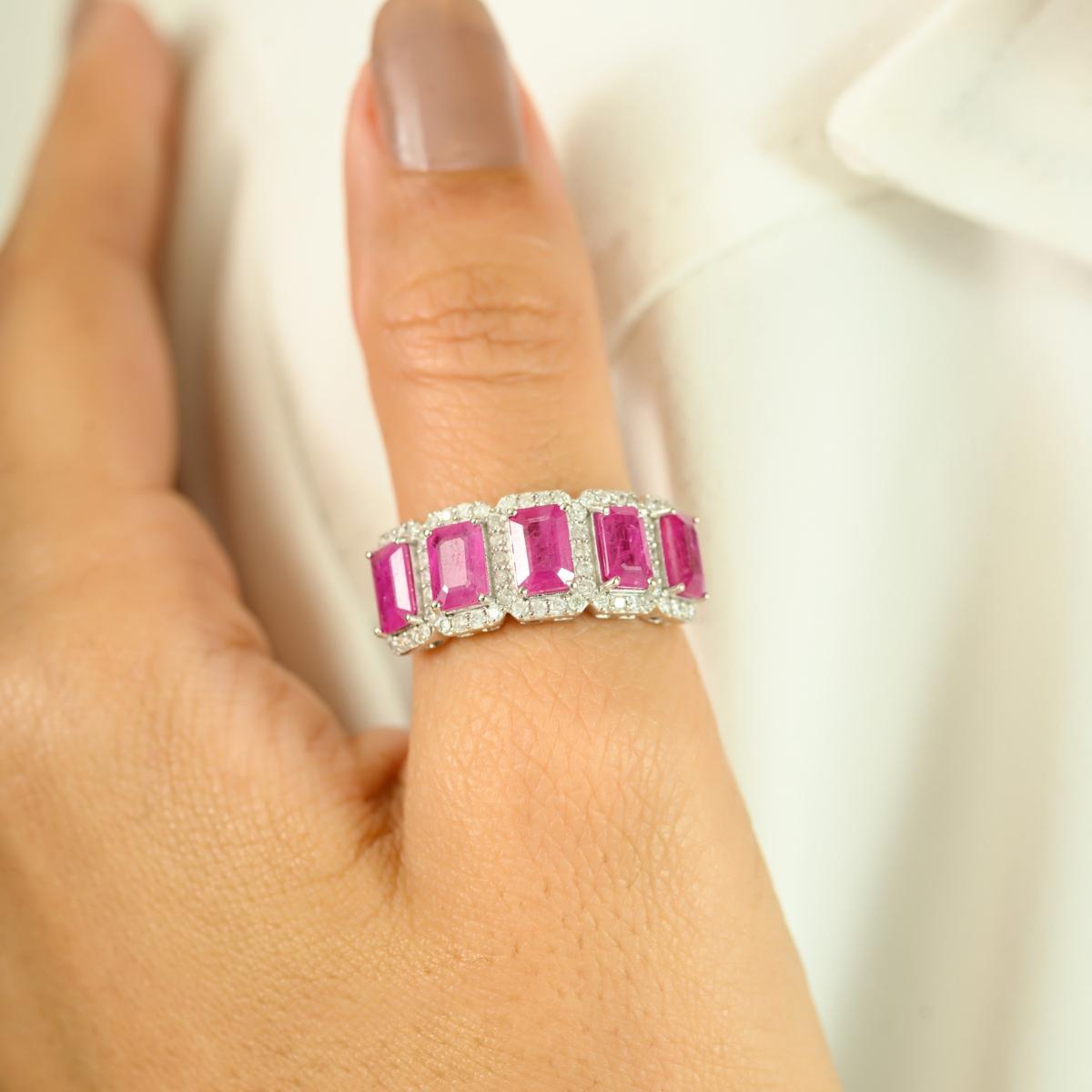 Im Angebot: Halb-Ehering aus 14 Karat Weißgold mit 3.4 Karat achteckigen Rubin-Halo-Diamanten () 6