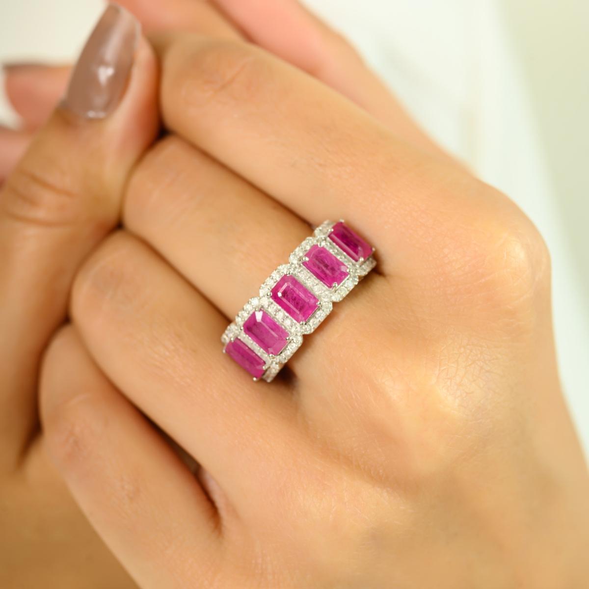 Im Angebot: Halb-Ehering aus 14 Karat Weißgold mit 3.4 Karat achteckigen Rubin-Halo-Diamanten () 8