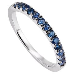 Bague en or blanc 18 carats avec saphir bleu en demi-cerceau 