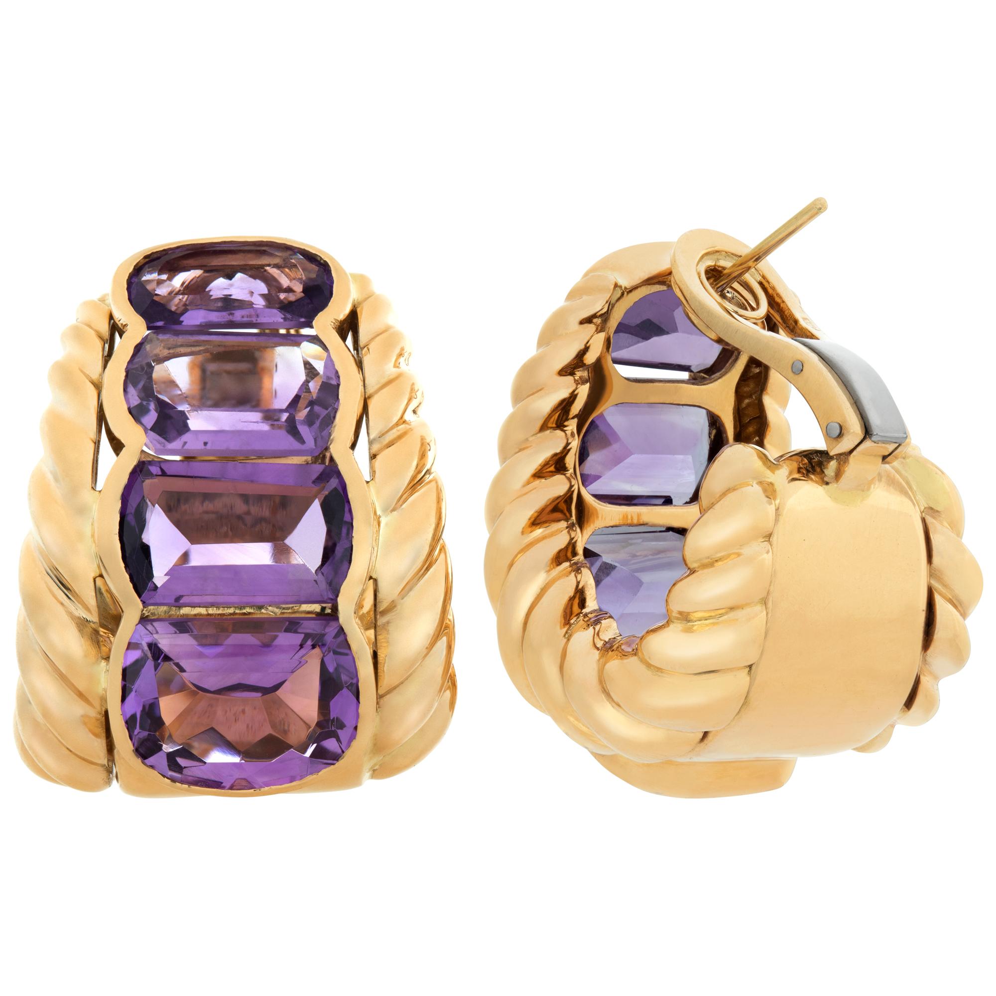 Halbbreite Creolen mit über 28 Karat abgestufter Amethyst im Smaragdschliff in 18 Karat Damen