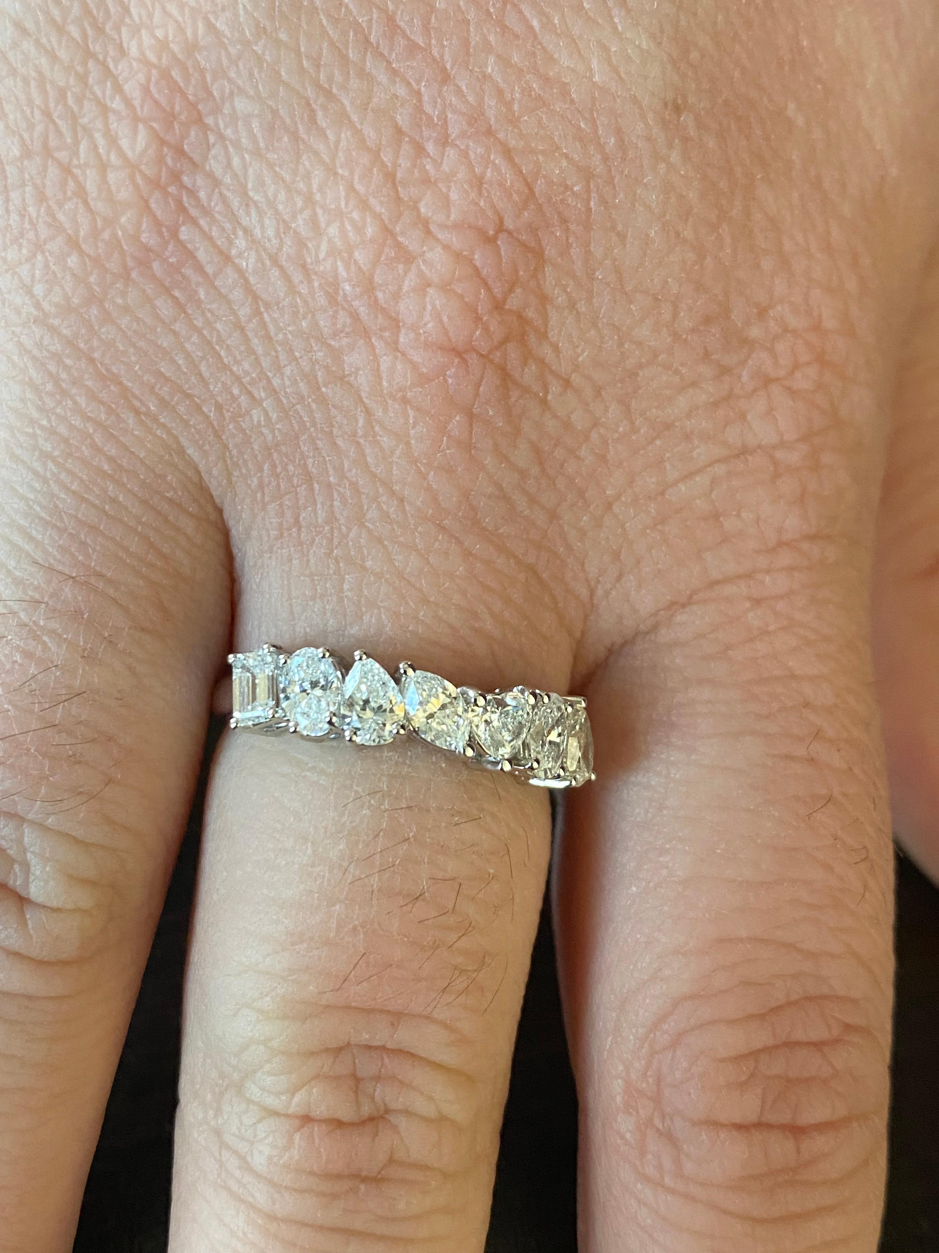 Halbmondförmiger Ring aus 18 Karat Weißgold. Der Ring ist mit smaragd-, oval-, birnen-, marquise- und herzförmigen Diamanten besetzt. Die Farbe der Steine ist F-G, die Reinheit ist VS1-VS2. Das Gewicht beträgt 1,35 Karat. Der Ring ist eine Größe 6,5