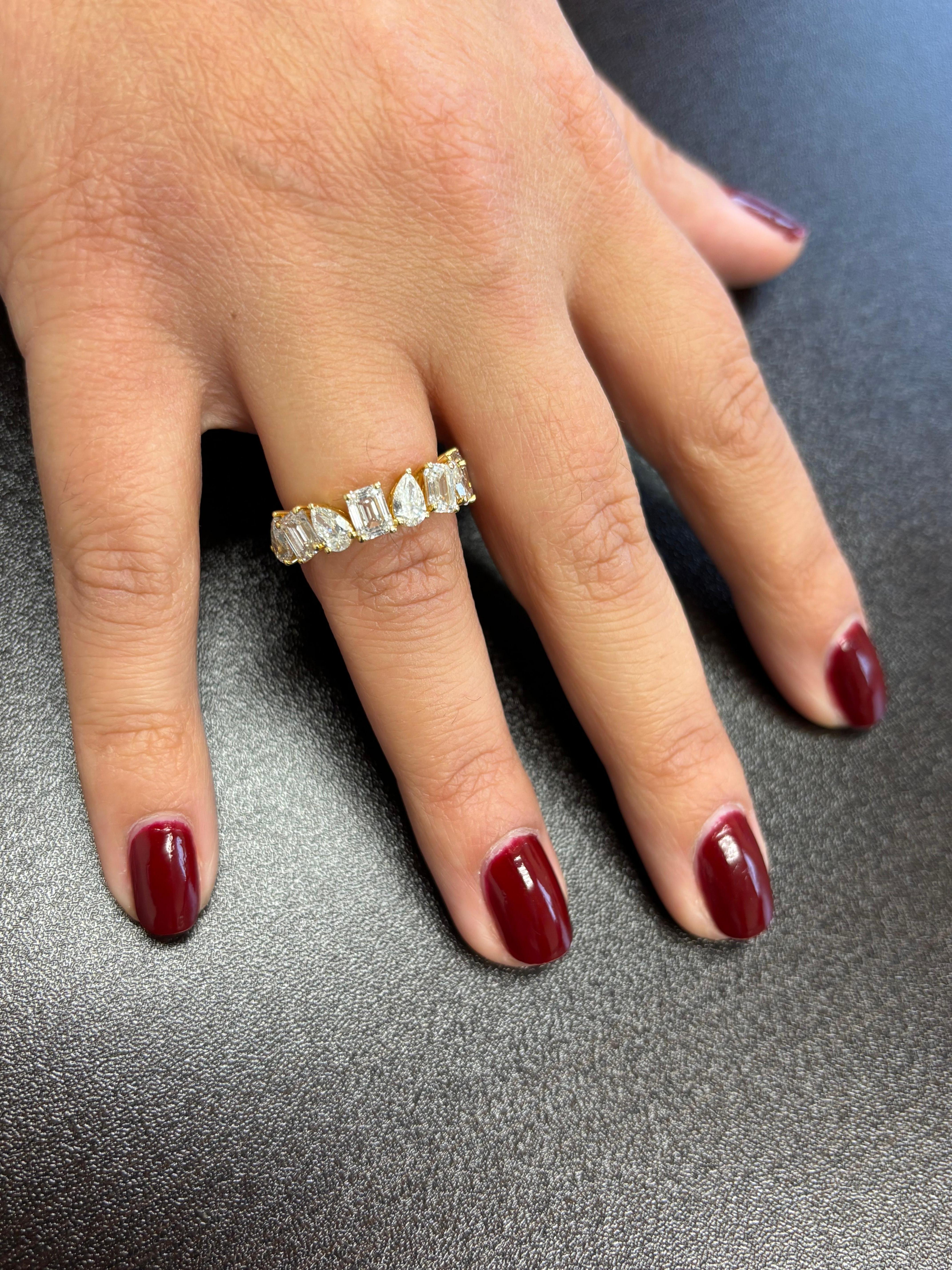 Bague Halfway Multishape avec 8 pierres serties en or jaune 18K. La bague est sertie d'émeraudes et de poires alternées. La couleur des pierres est F, la pureté est VS1-VS2. Le poids en carats est de 3,46 ct. La bague est une taille 6,5 et peut être