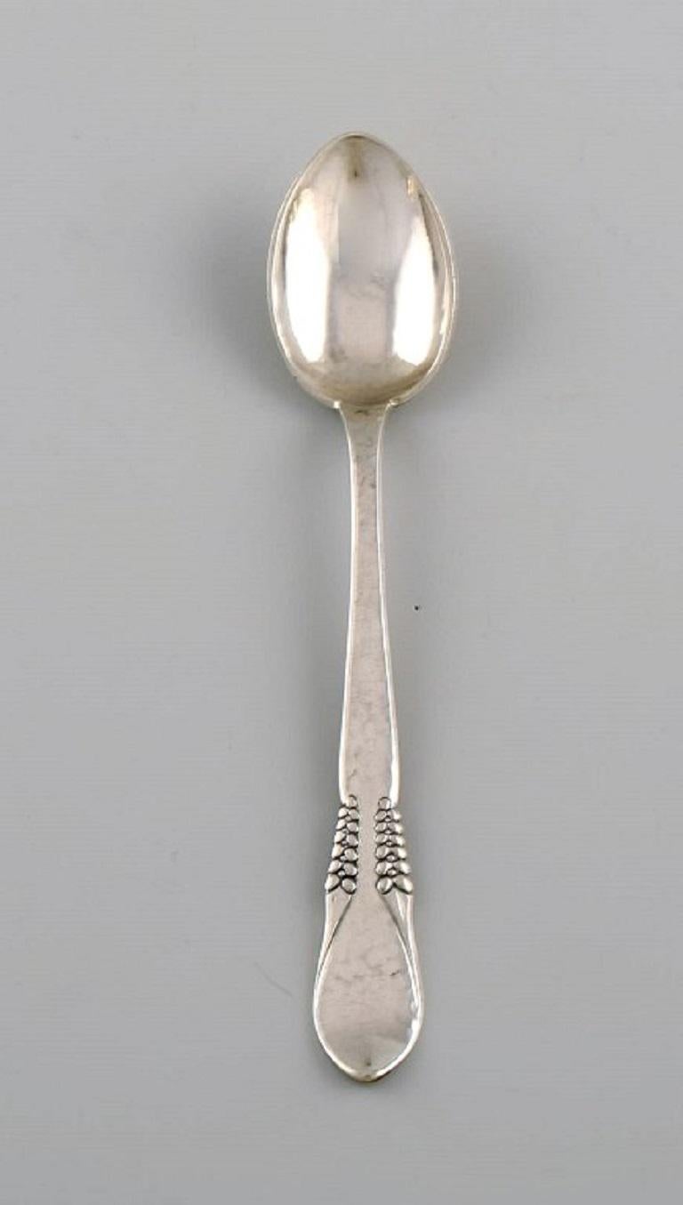 Halgreen, Danish silversmith. Four coffee spoons in silver, 830. Dated 1925.
Measures: Length: 11 cm.
In excellent condition.
Stamped.
With monogram.