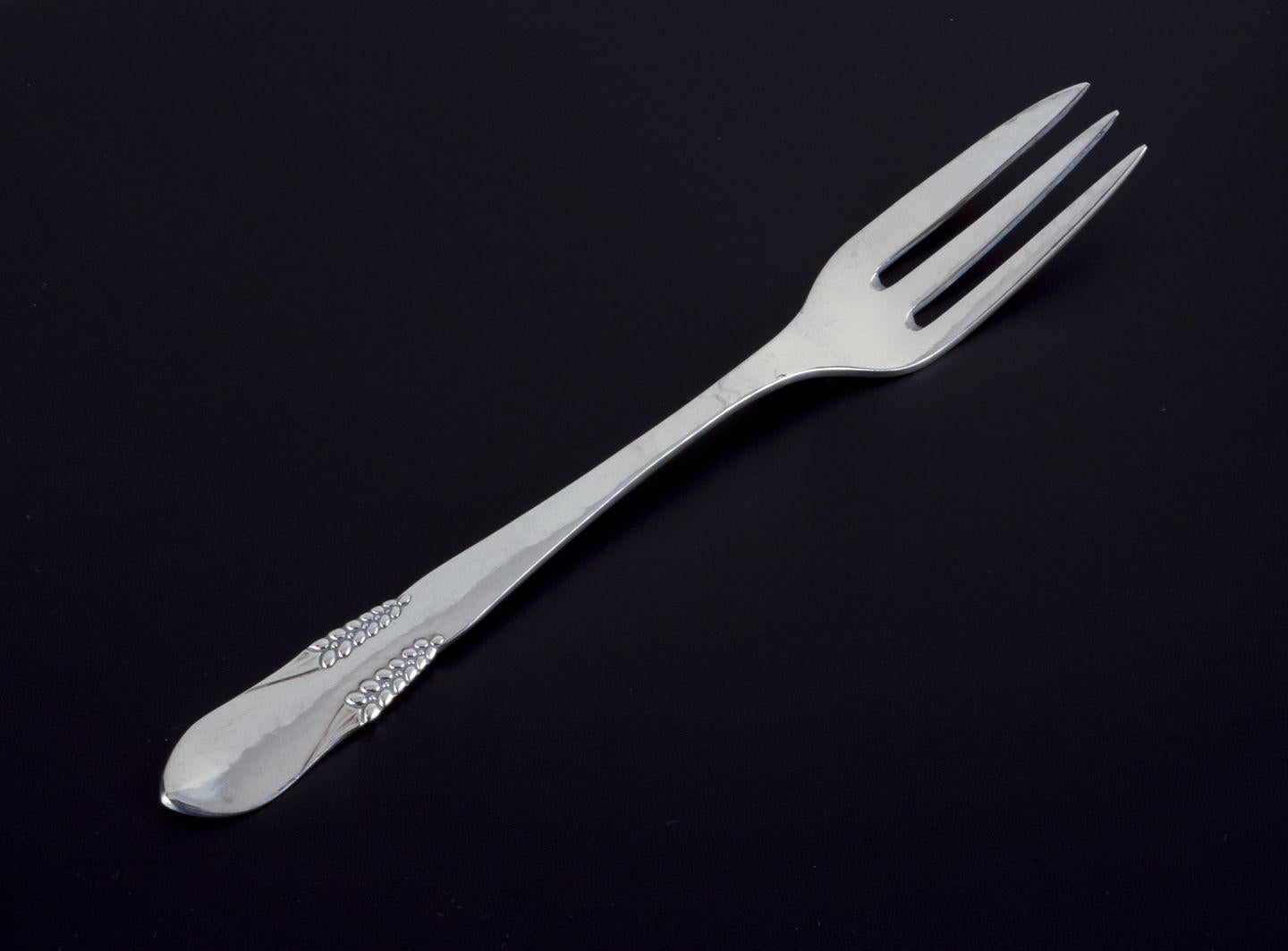 Pre-owned goods are exempt from import duties for U.S. customers. 
Therefore, no import tariffs will be applicable to your purchase.

Halgreen, Danish silversmith. Six cake forks in 830 silver.
Hand-hammered silver.
Hallmarked: CFH: Christian Fr.