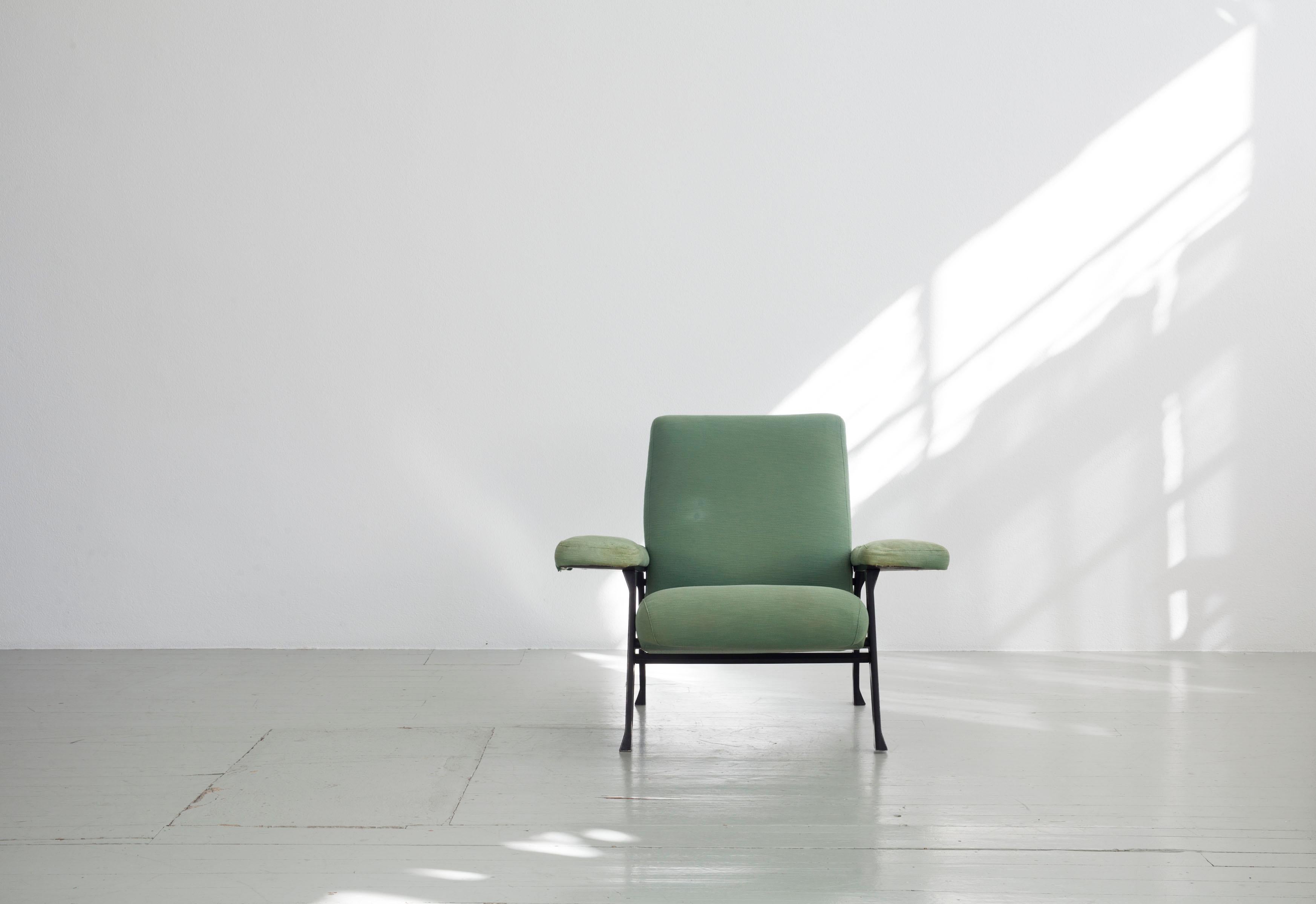 Sessel 'Hall', 1958 von Roberto Menghi für Arflex entworfen. Metallgestell mit Stoffbezug, skulpturales Design mit schlanken, spitz zulaufenden Beinen und voluminösem Sitz. Im Jahr 1959 erhielt das Modell eine ehrenvolle Erwähnung beim Compasso