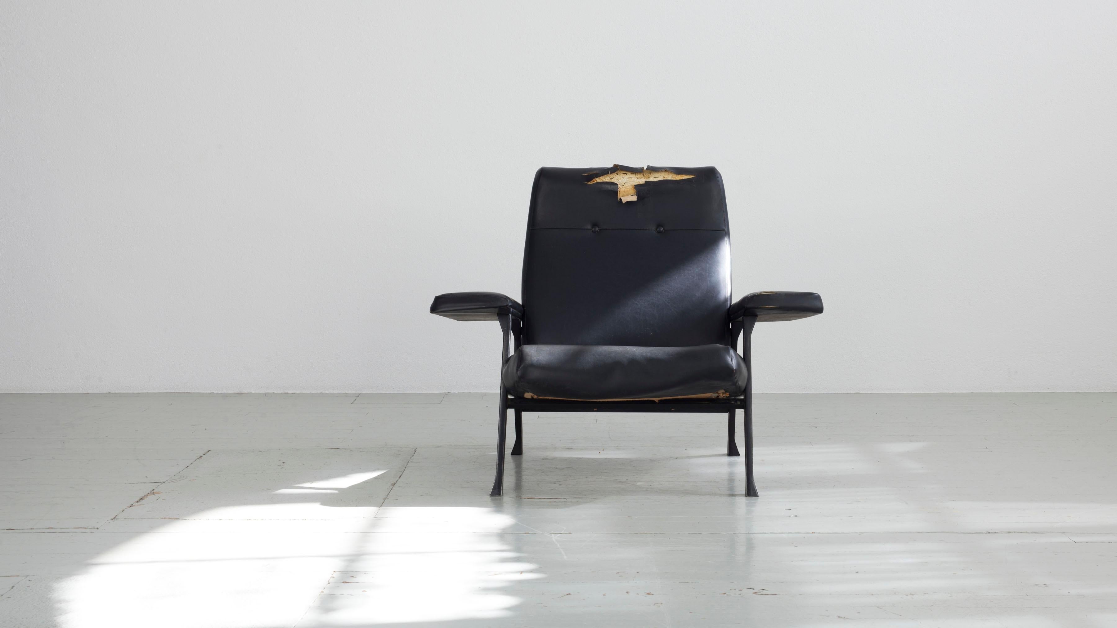 Sessel 'Hall', 1958 von Roberto Menghi für Arflex entworfen. Metallgestell mit Kunstlederbezug, skulpturales Design mit schlanken, spitz zulaufenden Beinen und voluminösem Sitz. Im Jahr 1959 erhielt das Modell eine ehrenvolle Erwähnung beim Compasso