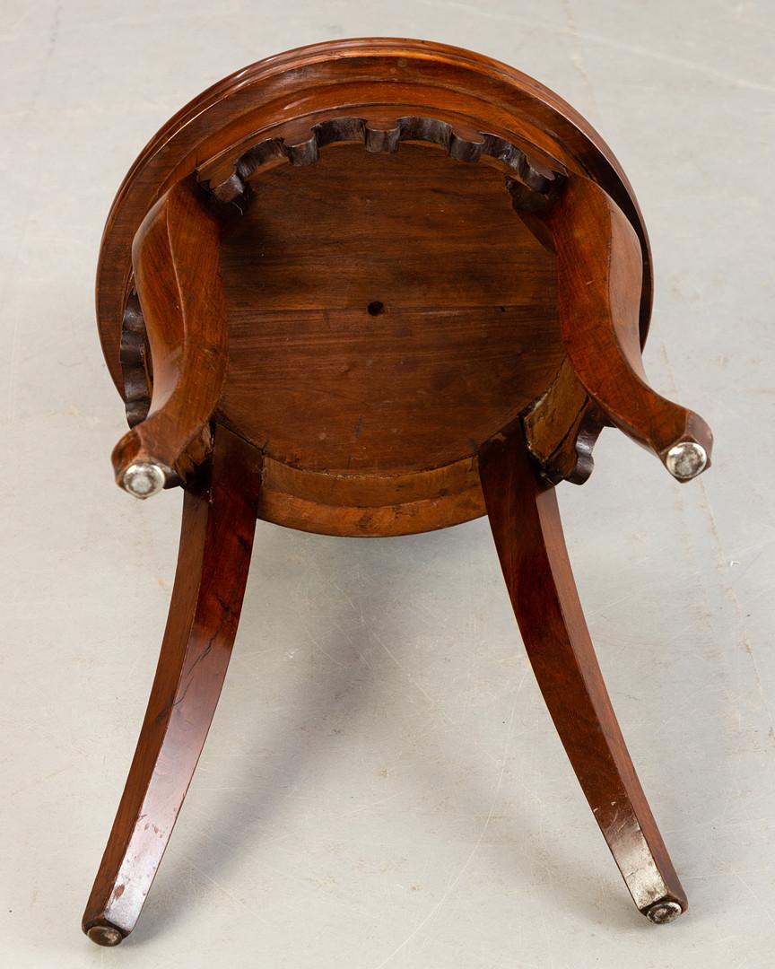 Der handgeschnitzte viktorianische Mahagoniholzstuhl ist ein Meisterwerk, das die Opulenz und Raffinesse der viktorianischen Ära in England um 1900 widerspiegelt. Dieses Möbelstück ist nicht nur eine funktionelle Sitzgelegenheit, sondern auch ein